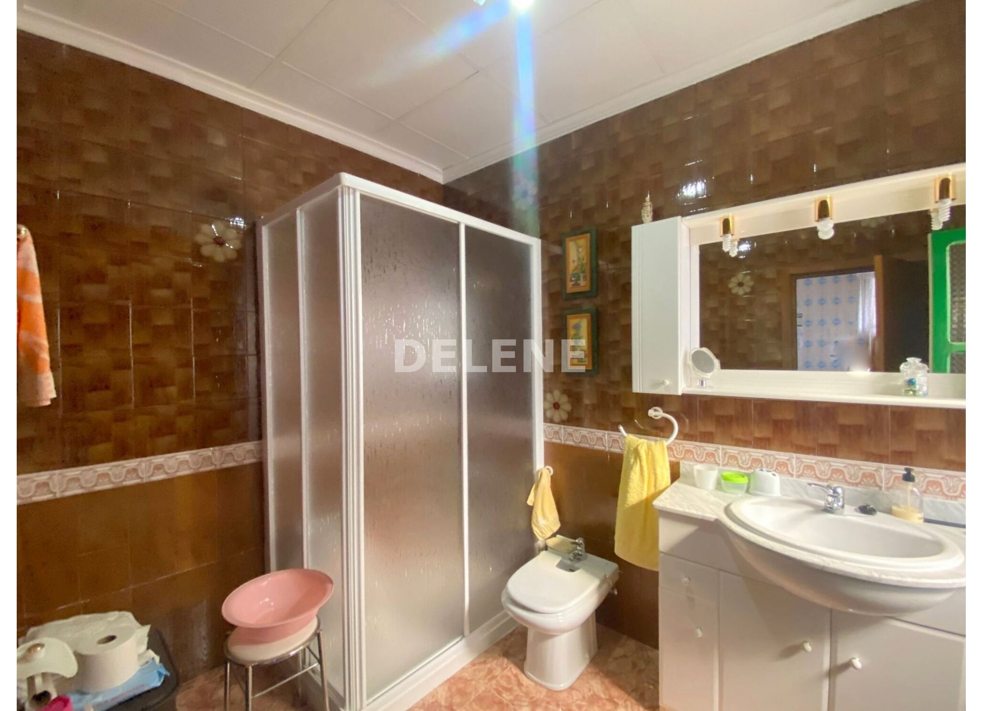 2831 CASA CON PATIO PRÓXIMA A COLEGIO ISABEL LA CATÓLICA
