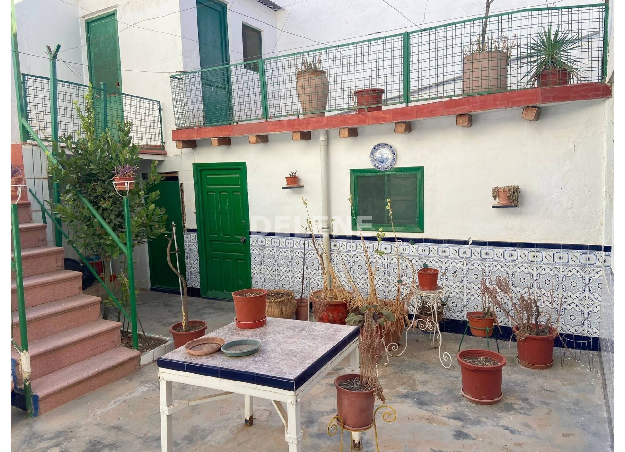 2831 CASA CON PATIO PRÓXIMA A COLEGIO ISABEL LA CATÓLICA