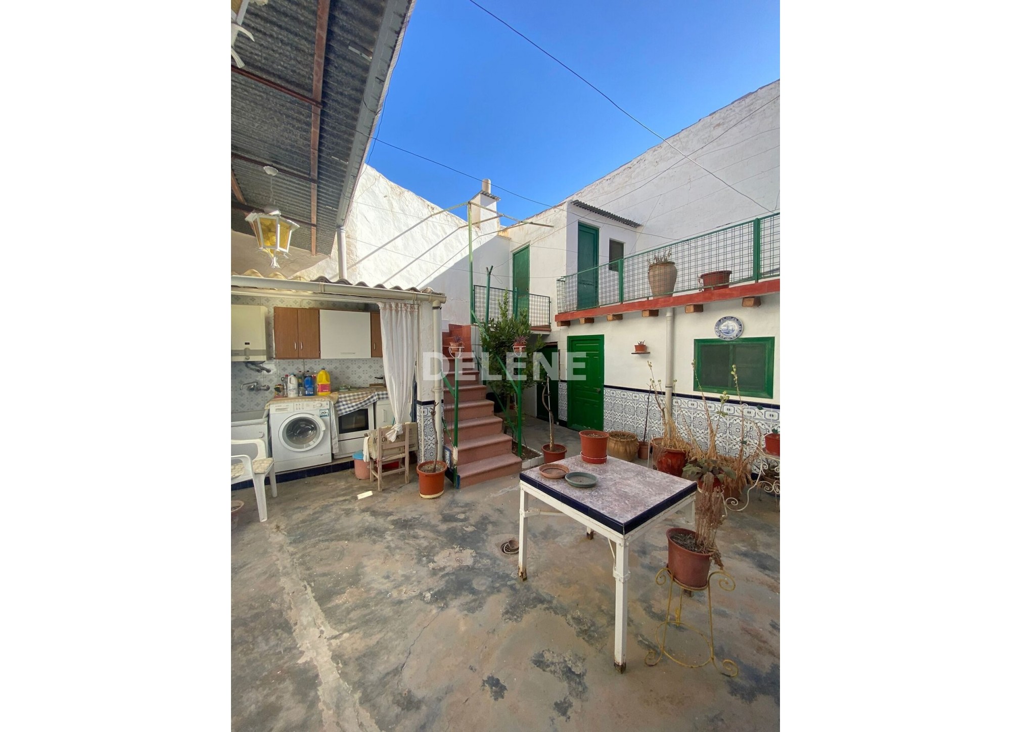 2831 CASA CON PATIO PRÓXIMA A COLEGIO ISABEL LA CATÓLICA