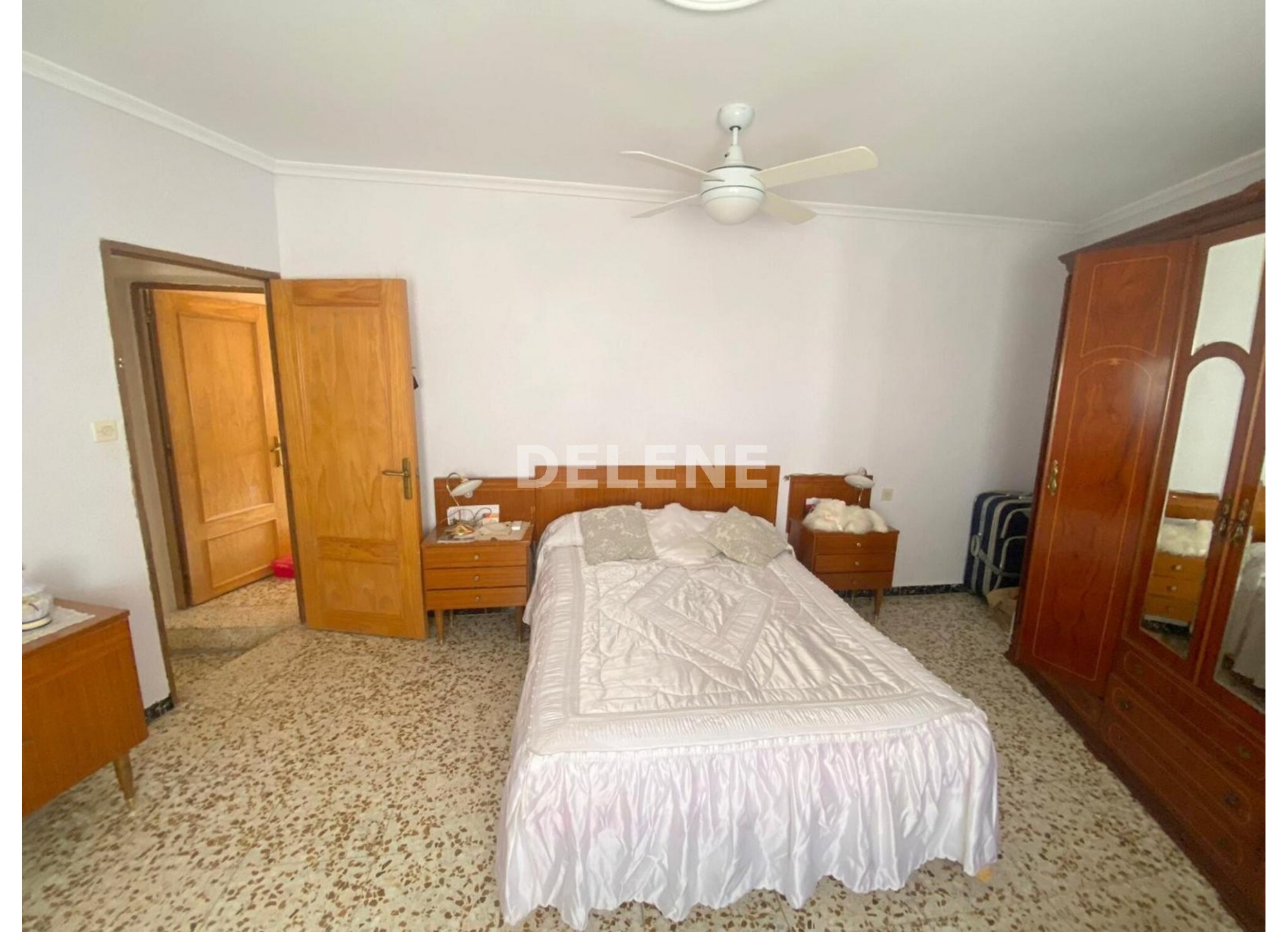 2844 CASA CON PATIO PRÓXIMA A HIGUERICAS