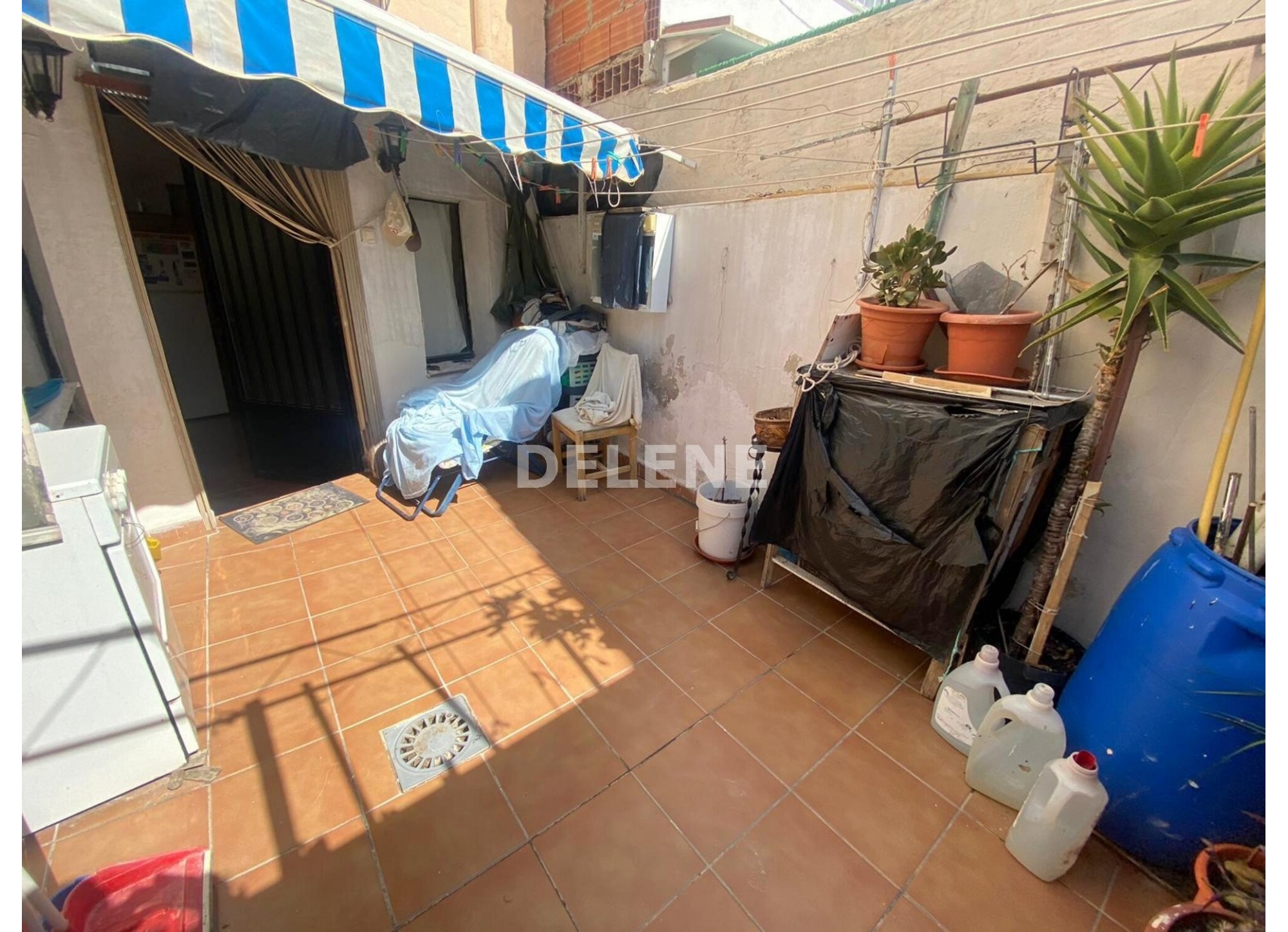 2844 CASA CON PATIO PRÓXIMA A HIGUERICAS