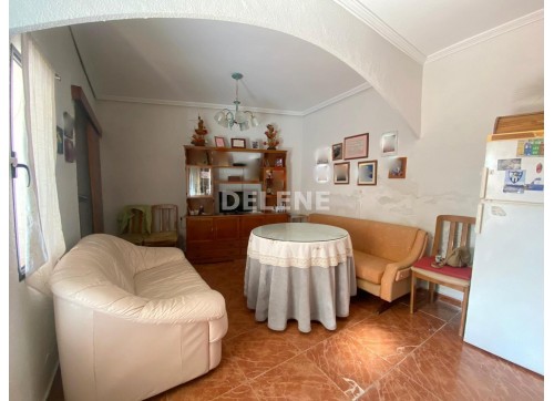 2844 CASA CON PATIO PRÓXIMA A HIGUERICAS