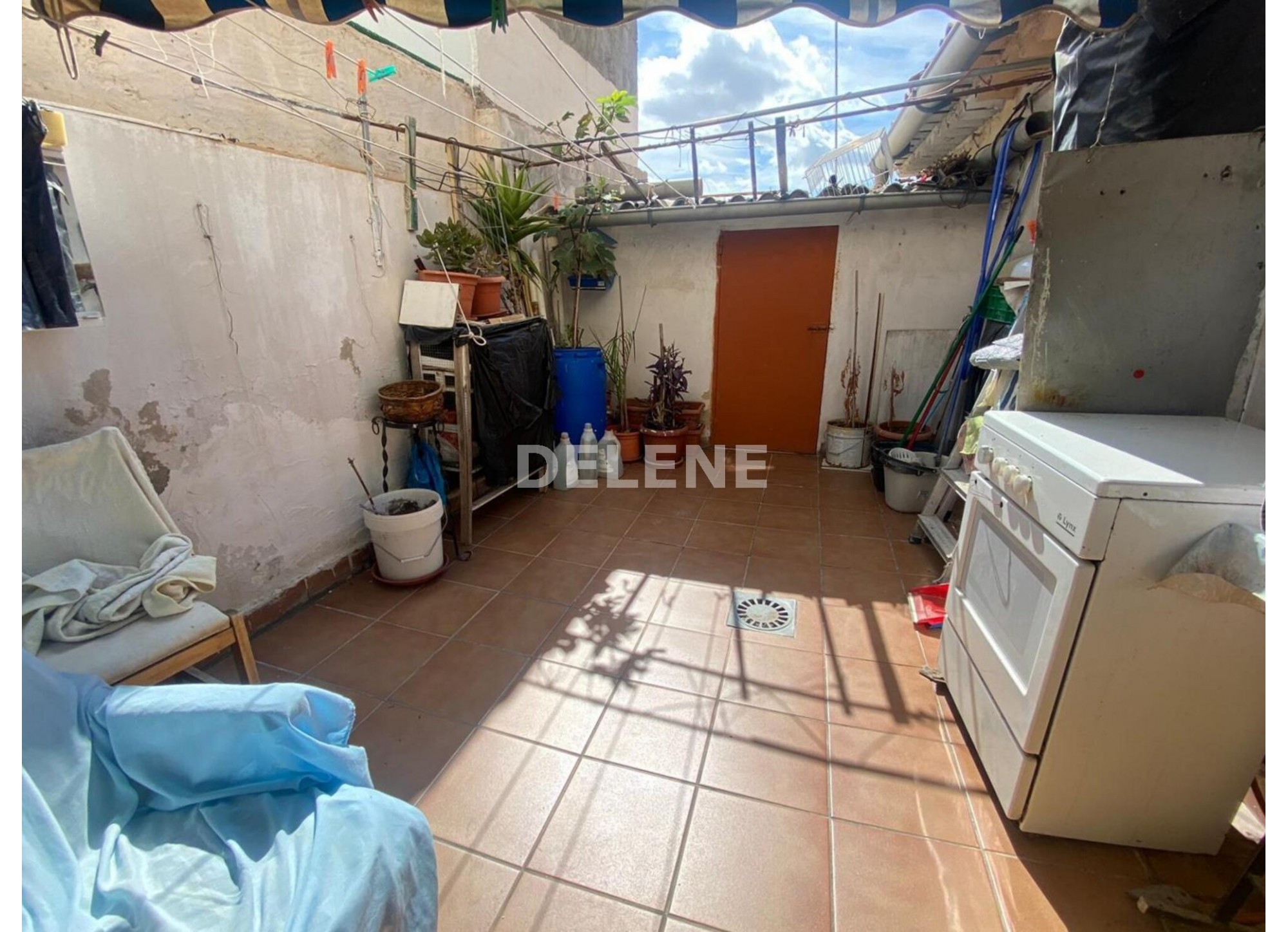 2844 CASA CON PATIO PRÓXIMA A HIGUERICAS