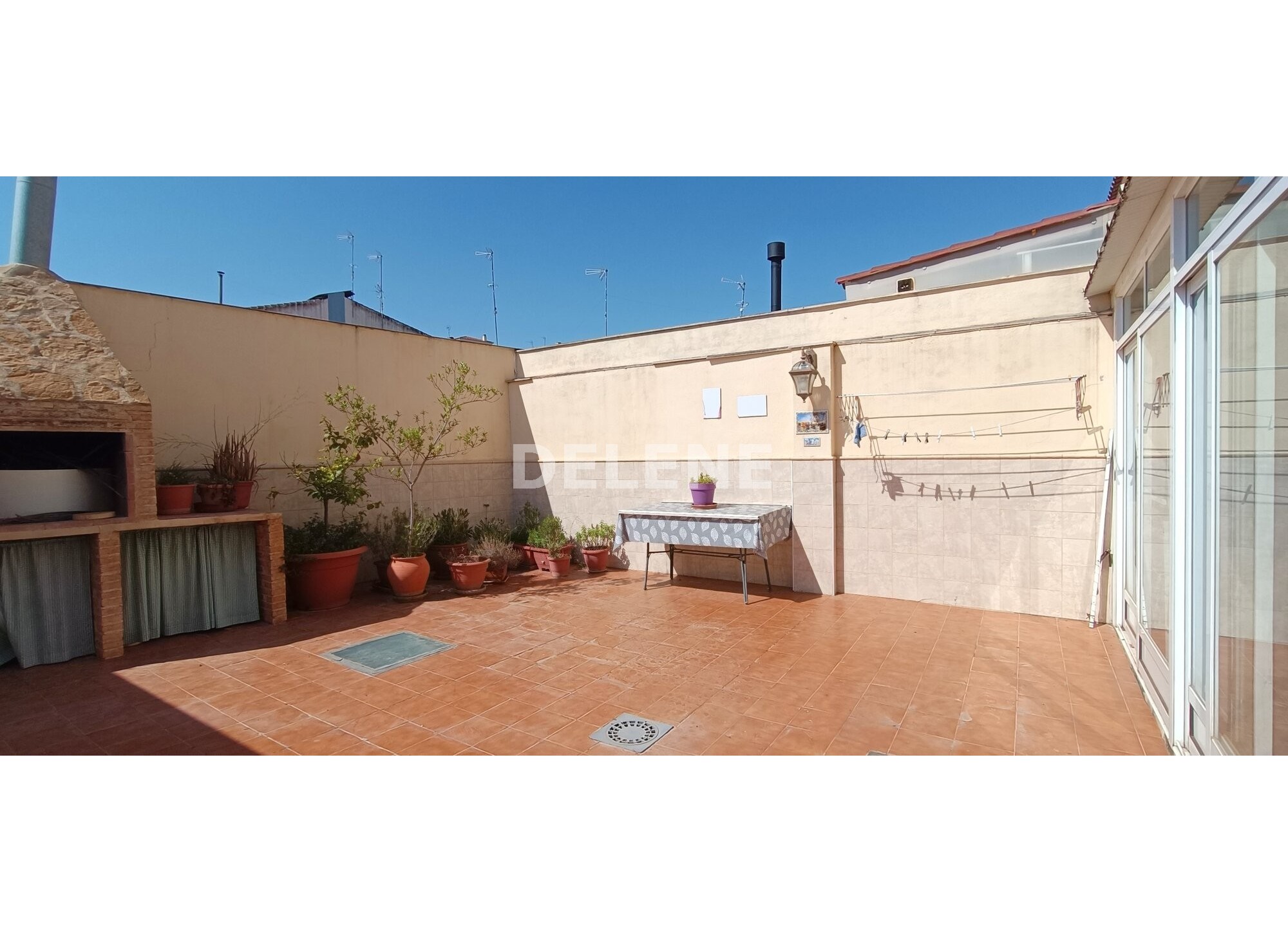 2855 ADOSADO CON PATIO, GARAJE Y BUHARDILLA, ZONA HOSPITAL