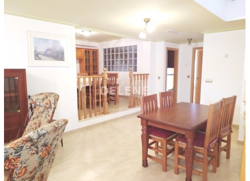 2856 CHALET ADOSADO CON PATIO Y GARAJE PRÓXIMO A CONSTITUCIÓN