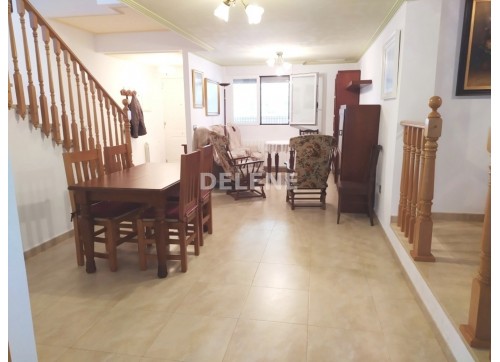 2856 CHALET ADOSADO CON PATIO Y GARAJE PRÓXIMO A CONSTITUCIÓN