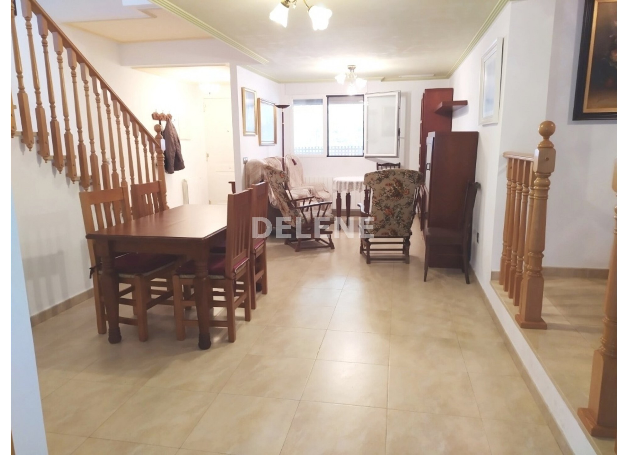 2856 CHALET ADOSADO CON PATIO Y GARAJE PRÓXIMO A CONSTITUCIÓN