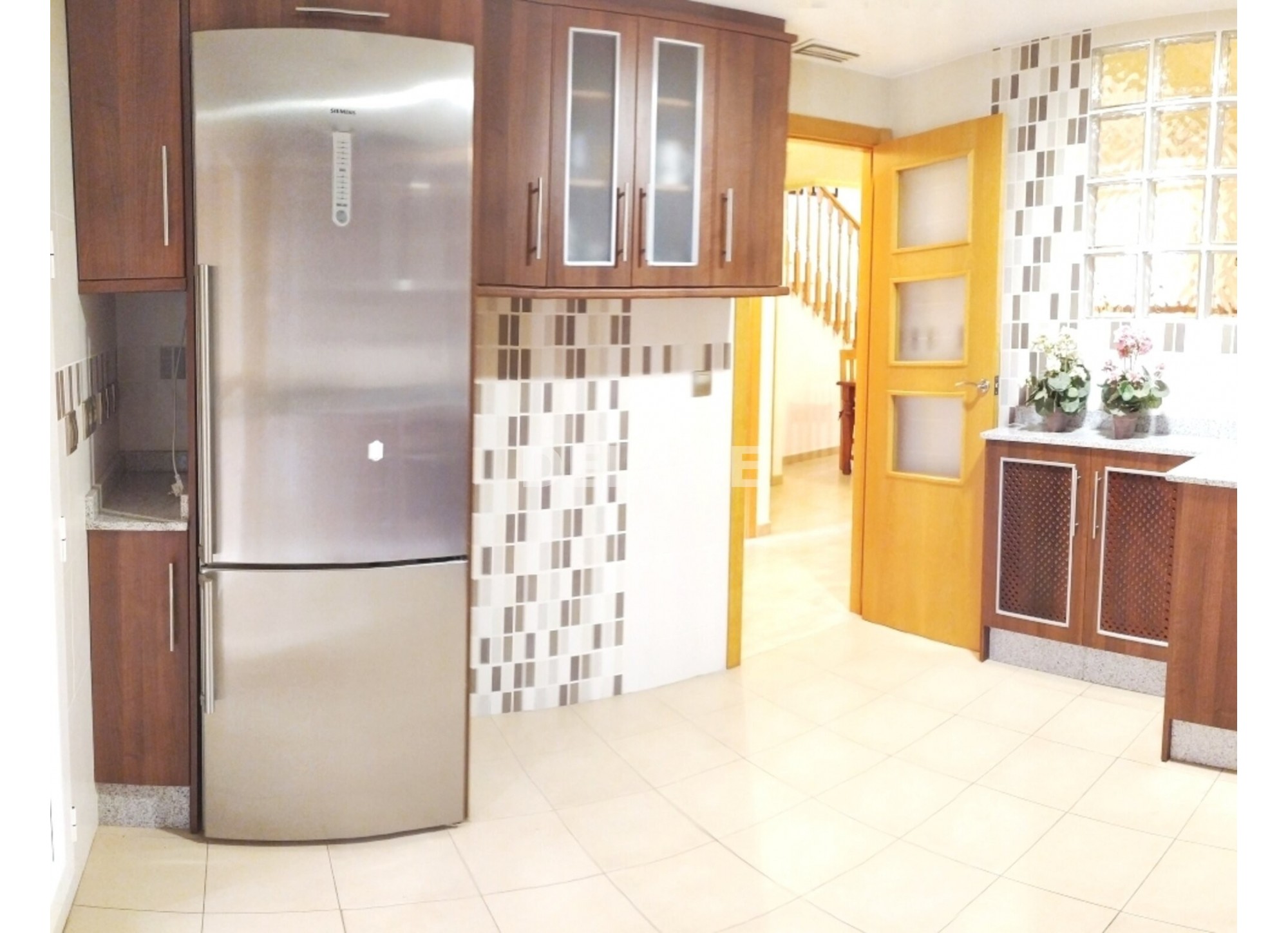 2856 CHALET ADOSADO CON PATIO Y GARAJE PRÓXIMO A CONSTITUCIÓN