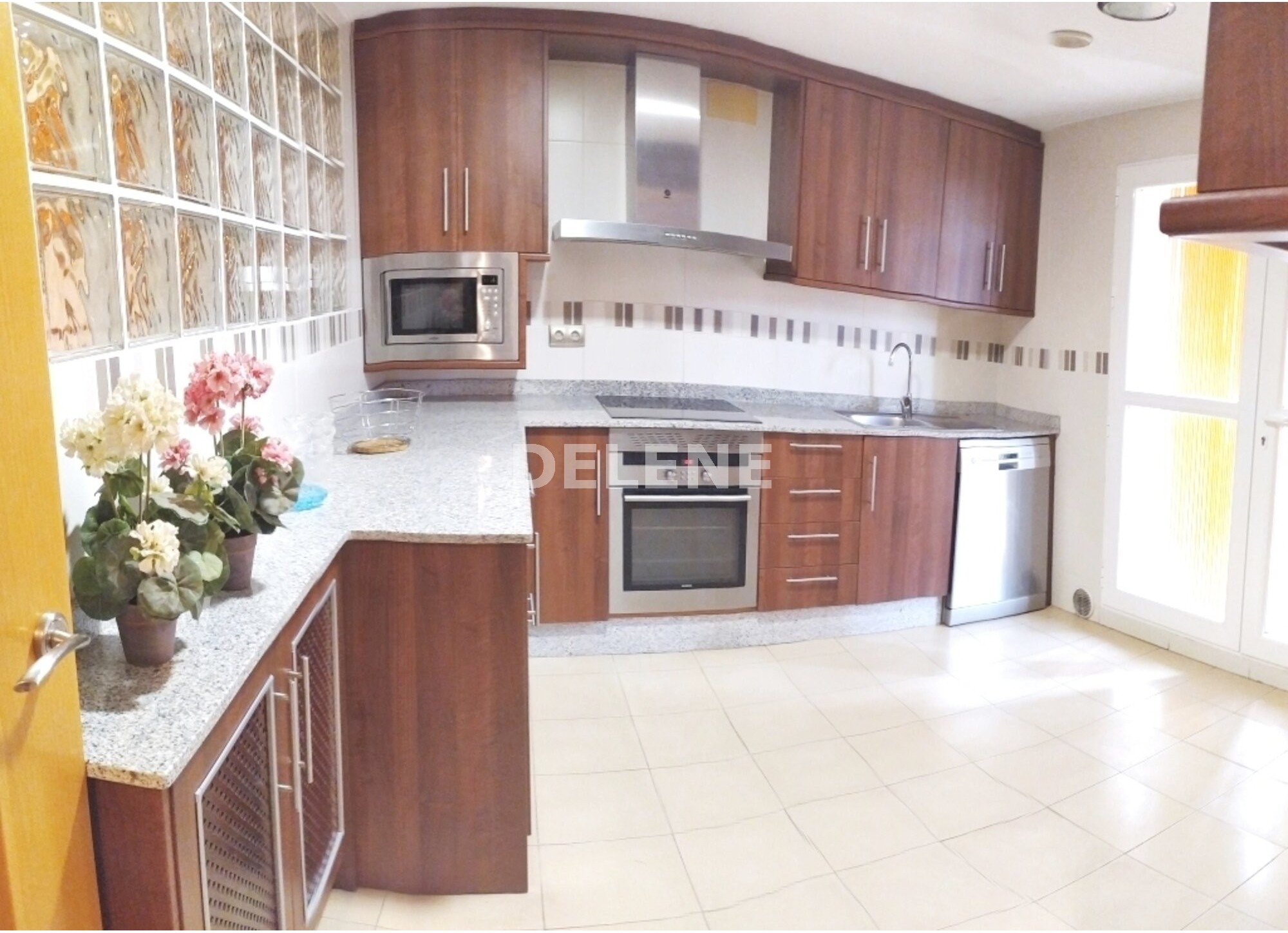 2856 CHALET ADOSADO CON PATIO Y GARAJE PRÓXIMO A CONSTITUCIÓN