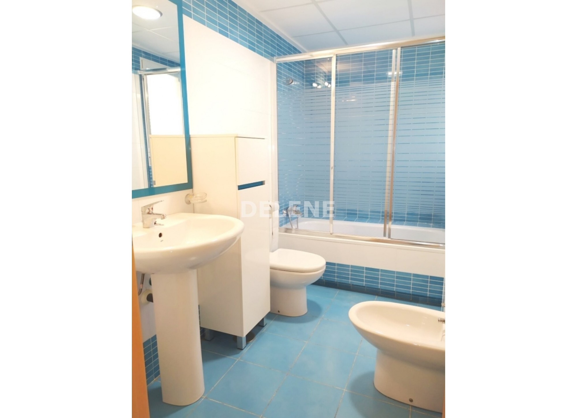 2856 CHALET ADOSADO CON PATIO Y GARAJE PRÓXIMO A CONSTITUCIÓN