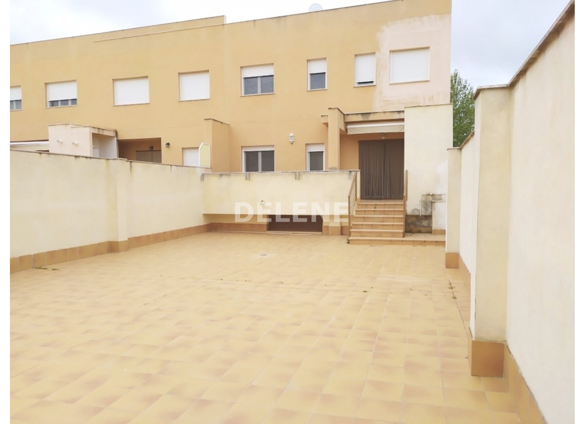 2856 CHALET ADOSADO CON PATIO Y GARAJE PRÓXIMO A CONSTITUCIÓN