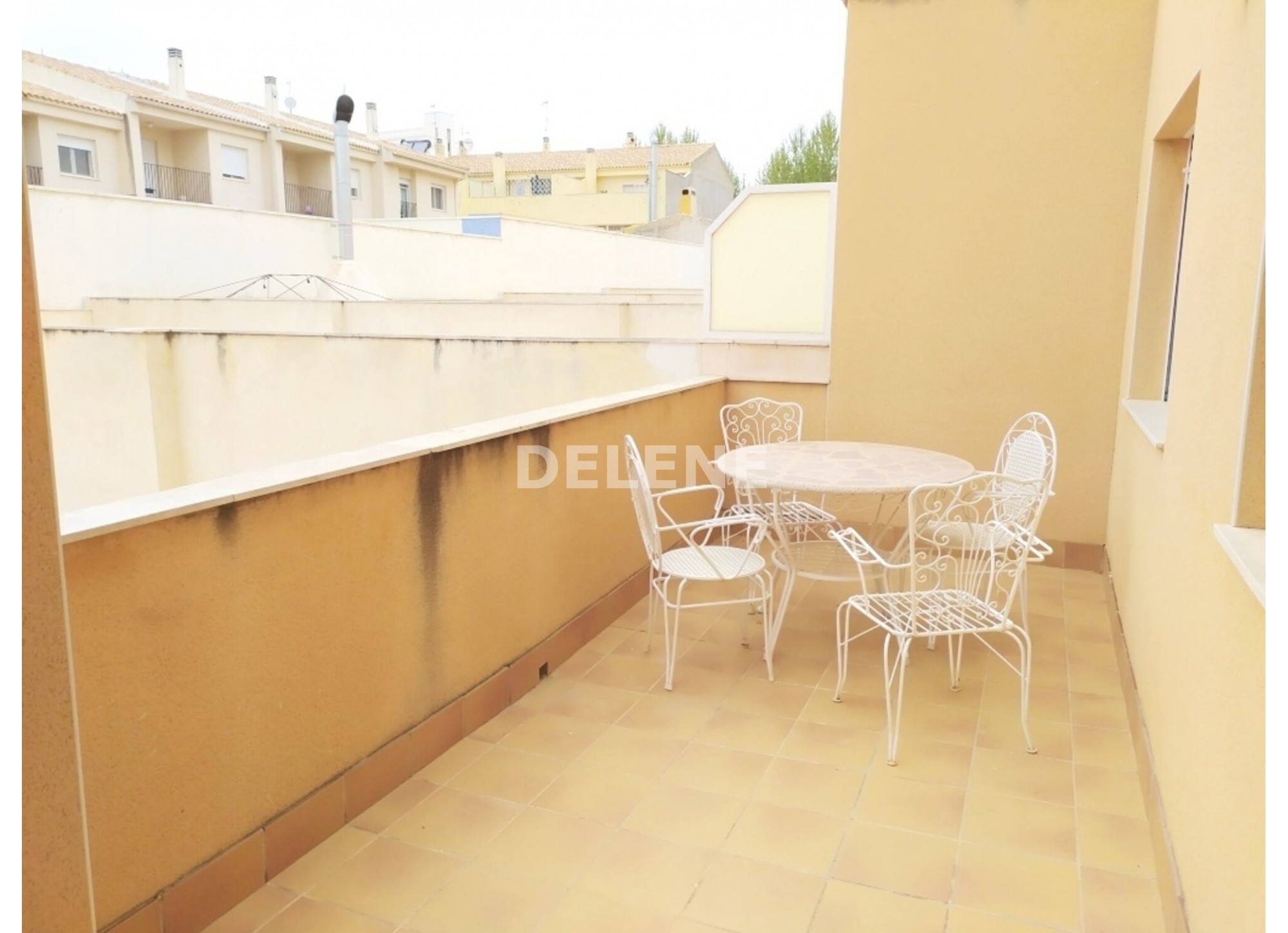 2856 CHALET ADOSADO CON PATIO Y GARAJE PRÓXIMO A CONSTITUCIÓN