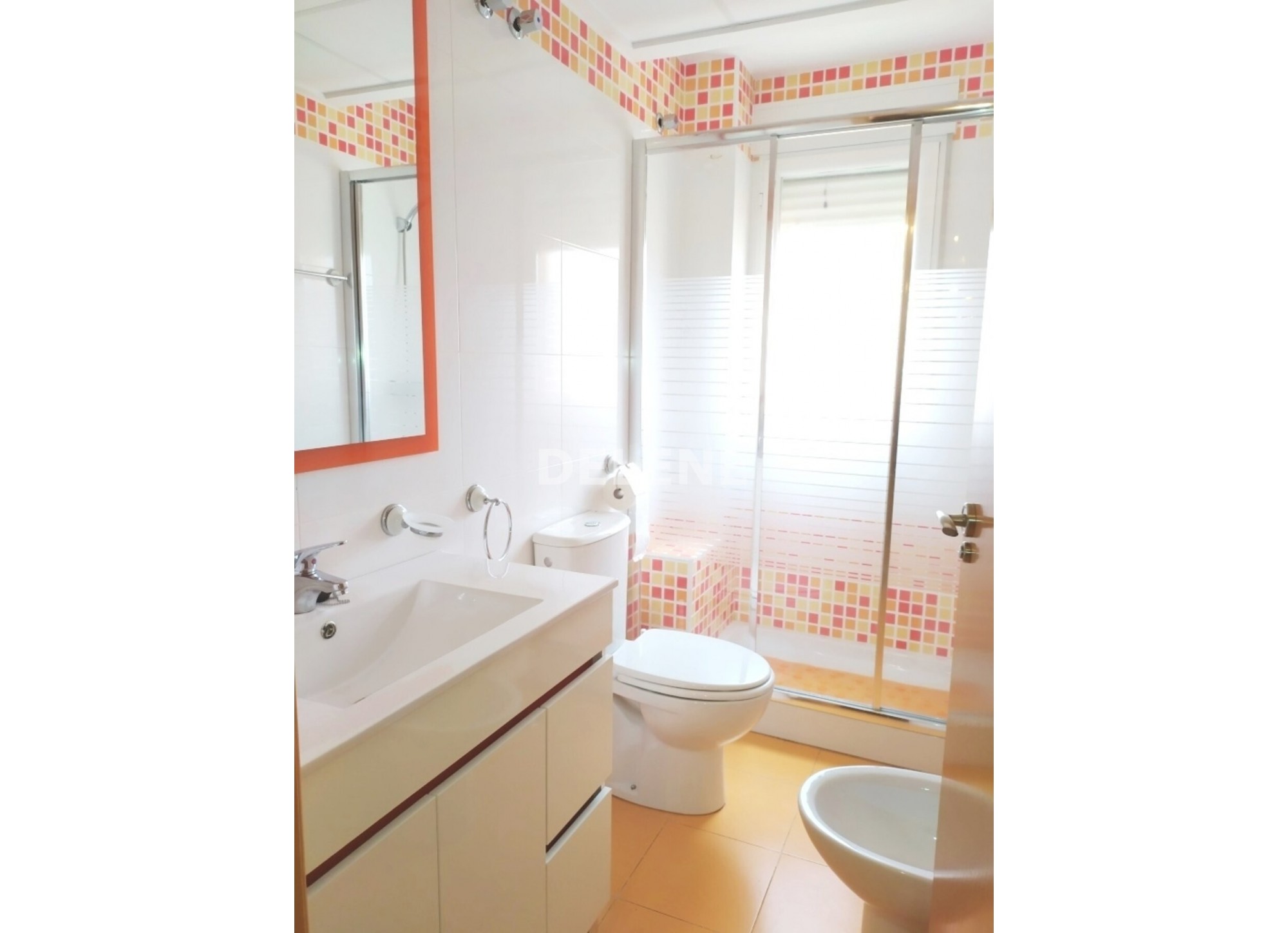 2856 CHALET ADOSADO CON PATIO Y GARAJE PRÓXIMO A CONSTITUCIÓN