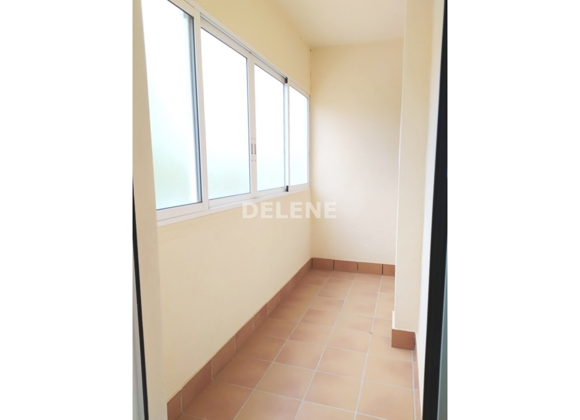 2856 CHALET ADOSADO CON PATIO Y GARAJE PRÓXIMO A CONSTITUCIÓN