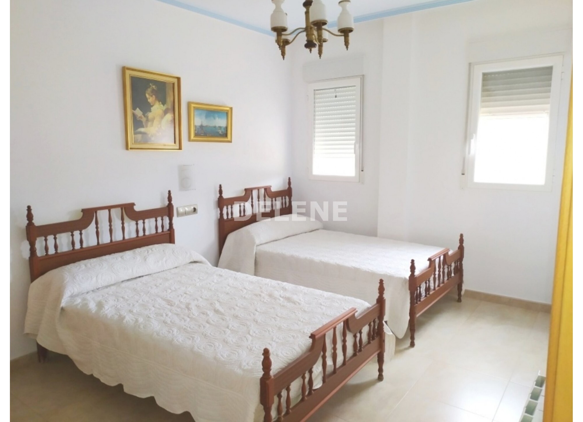 2856 CHALET ADOSADO CON PATIO Y GARAJE PRÓXIMO A CONSTITUCIÓN