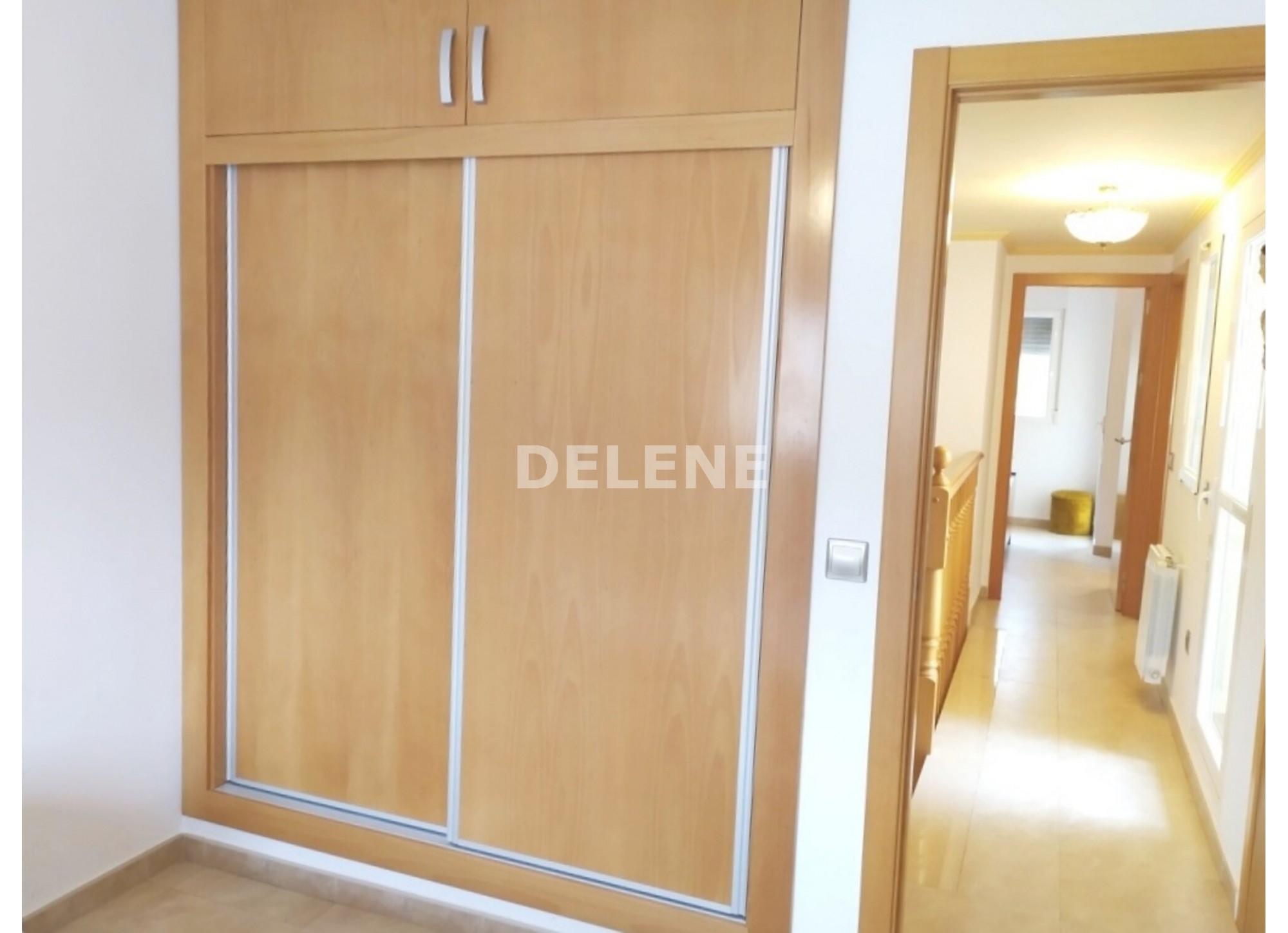 2856 CHALET ADOSADO CON PATIO Y GARAJE PRÓXIMO A CONSTITUCIÓN