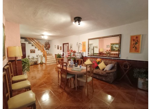 2857 CASA CON PATIO Y TERRENO EN SIERRA