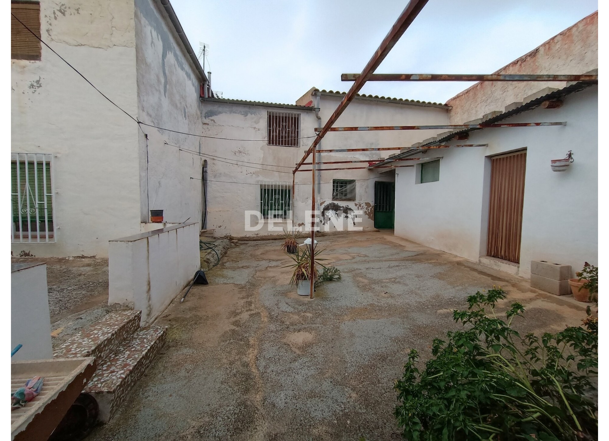 2857 CASA CON PATIO Y TERRENO EN SIERRA