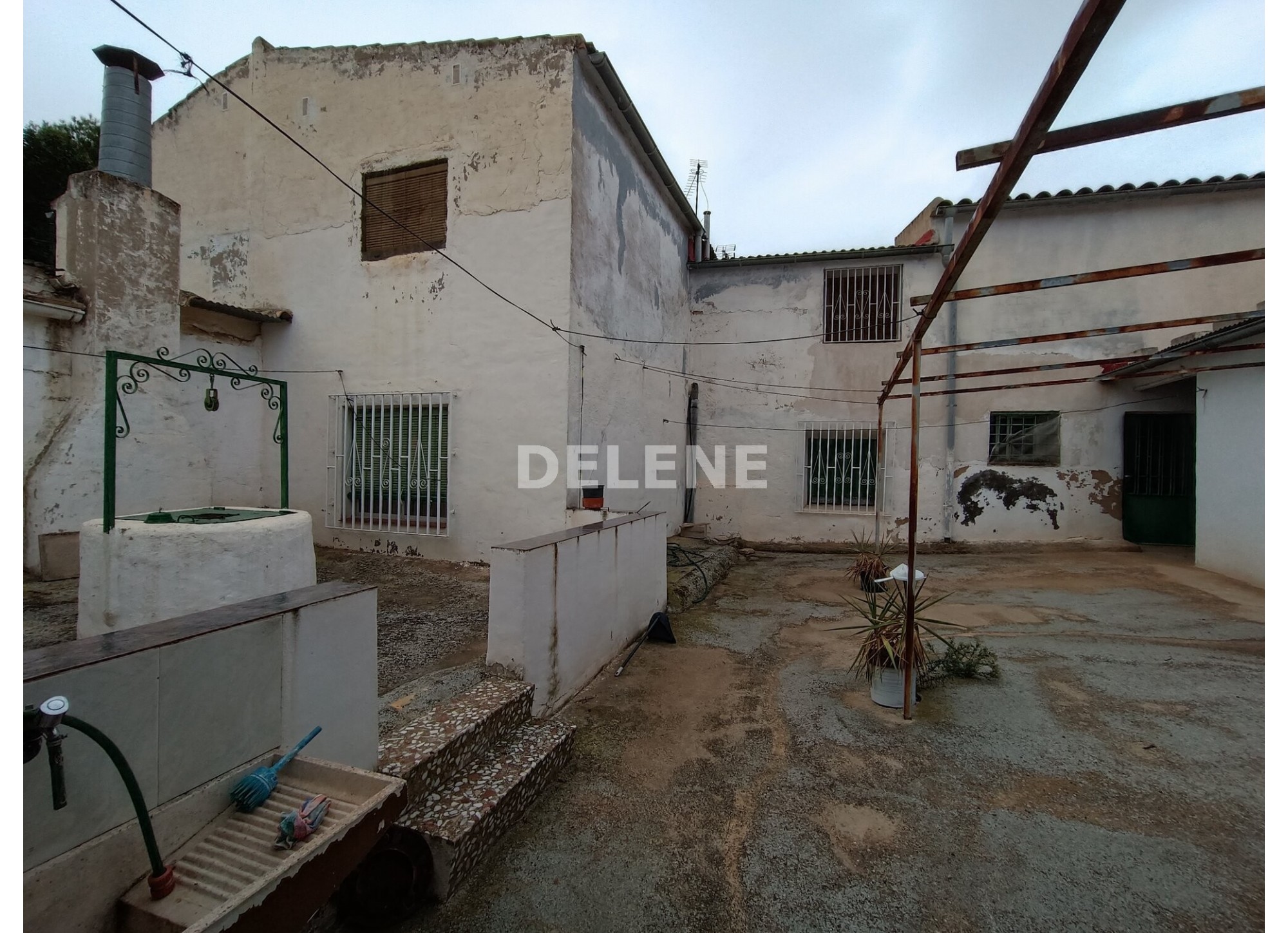 2857 CASA CON PATIO Y TERRENO EN SIERRA