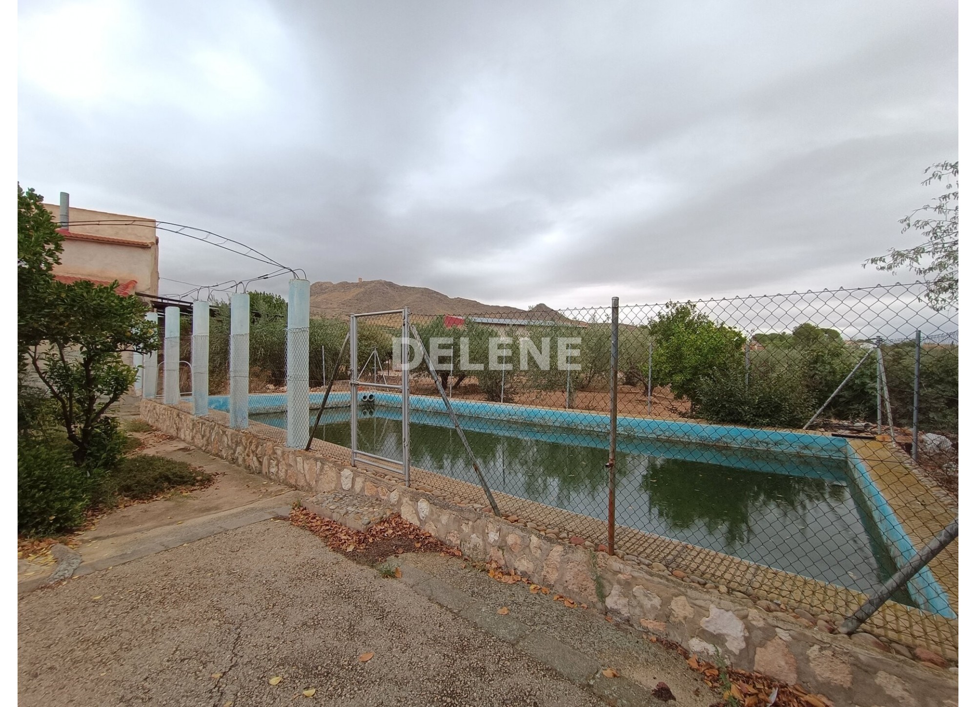 2857 CASA CON PATIO Y TERRENO EN SIERRA