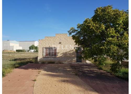 2865 PARCELA VALLADA CON OFICINA EN POLIGONO SAN RAFAEL