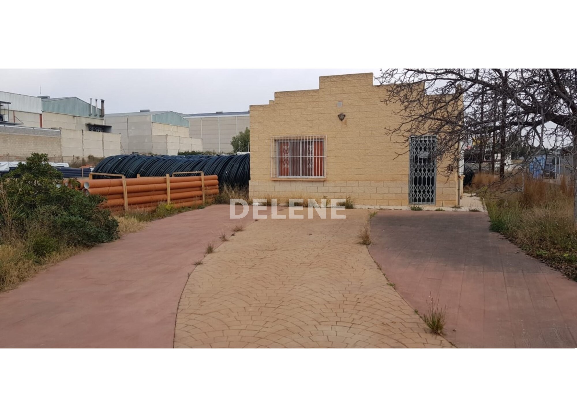 2865 PARCELA VALLADA CON OFICINA EN POLIGONO SAN RAFAEL