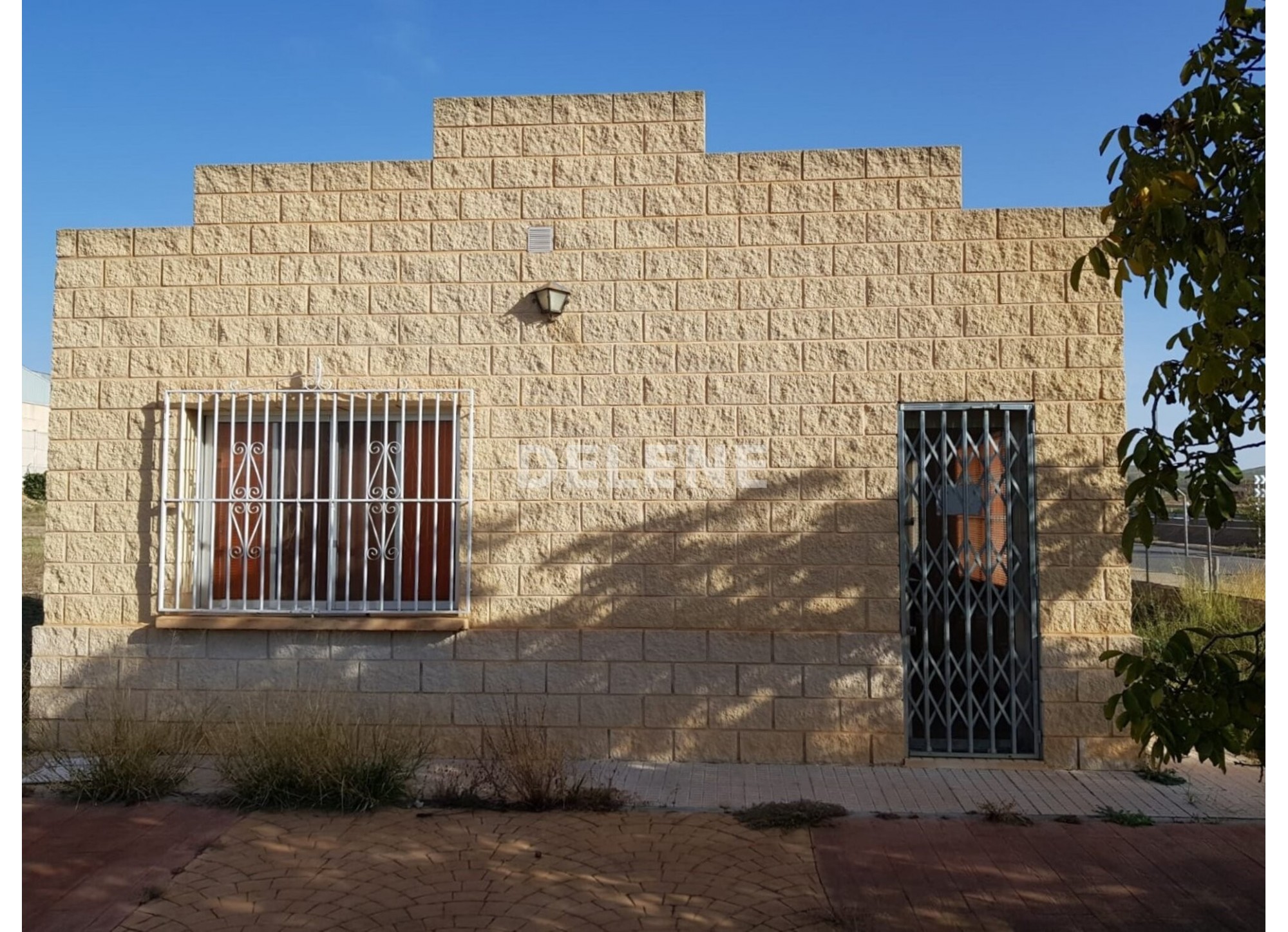 2865 PARCELA VALLADA CON OFICINA EN POLIGONO SAN RAFAEL