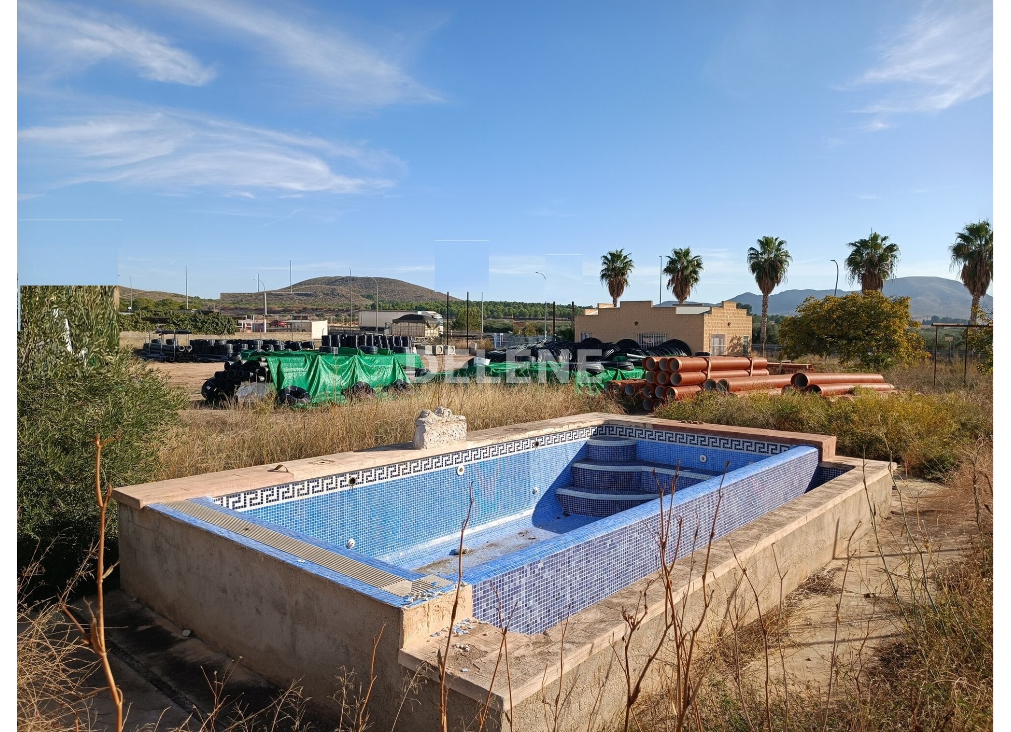 2865 PARCELA VALLADA CON OFICINA EN POLIGONO SAN RAFAEL