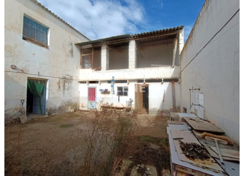 2871 TERRENO CON VIVIENDA PARA REFORMAR EN DIRECCIÓN CASA POTRILLA