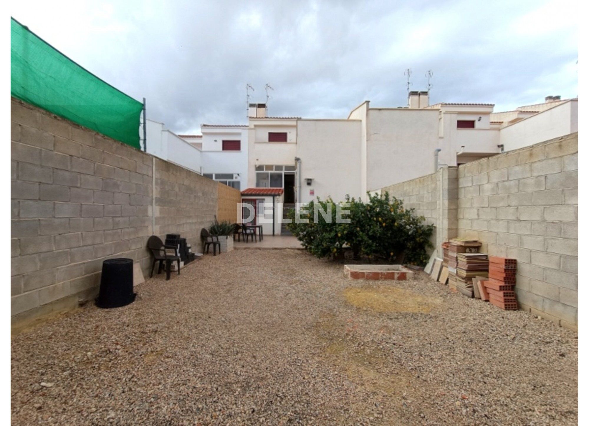 2872 ADOSADO CON PATIO GARAJE Y SOTANO EN ZONA AMBULATORIO Nº 2