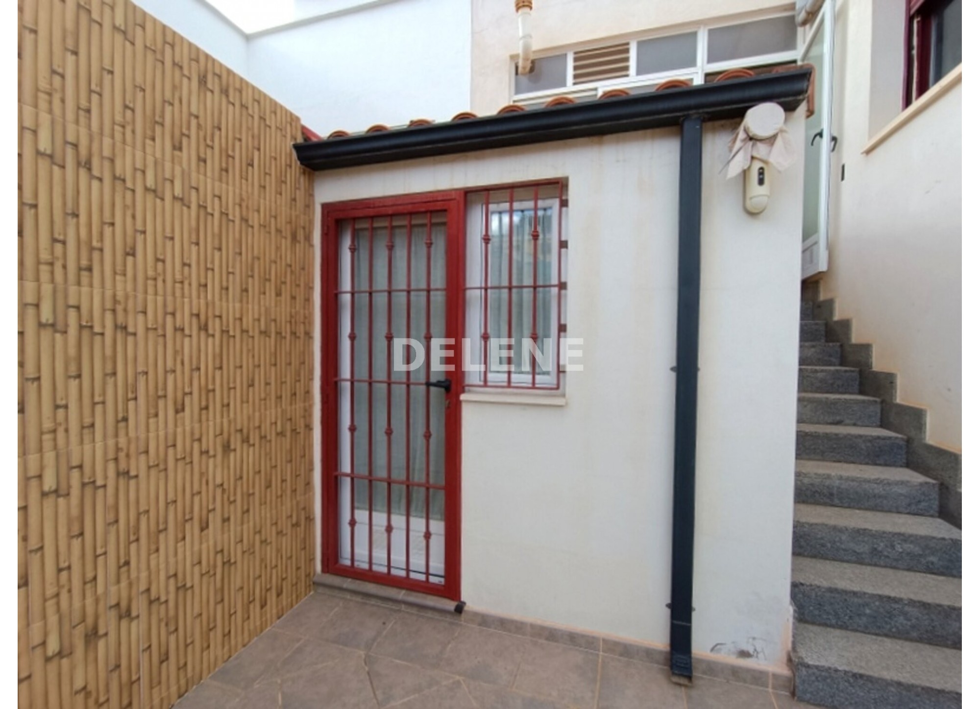 2872 ADOSADO CON PATIO GARAJE Y SOTANO EN ZONA AMBULATORIO Nº 2