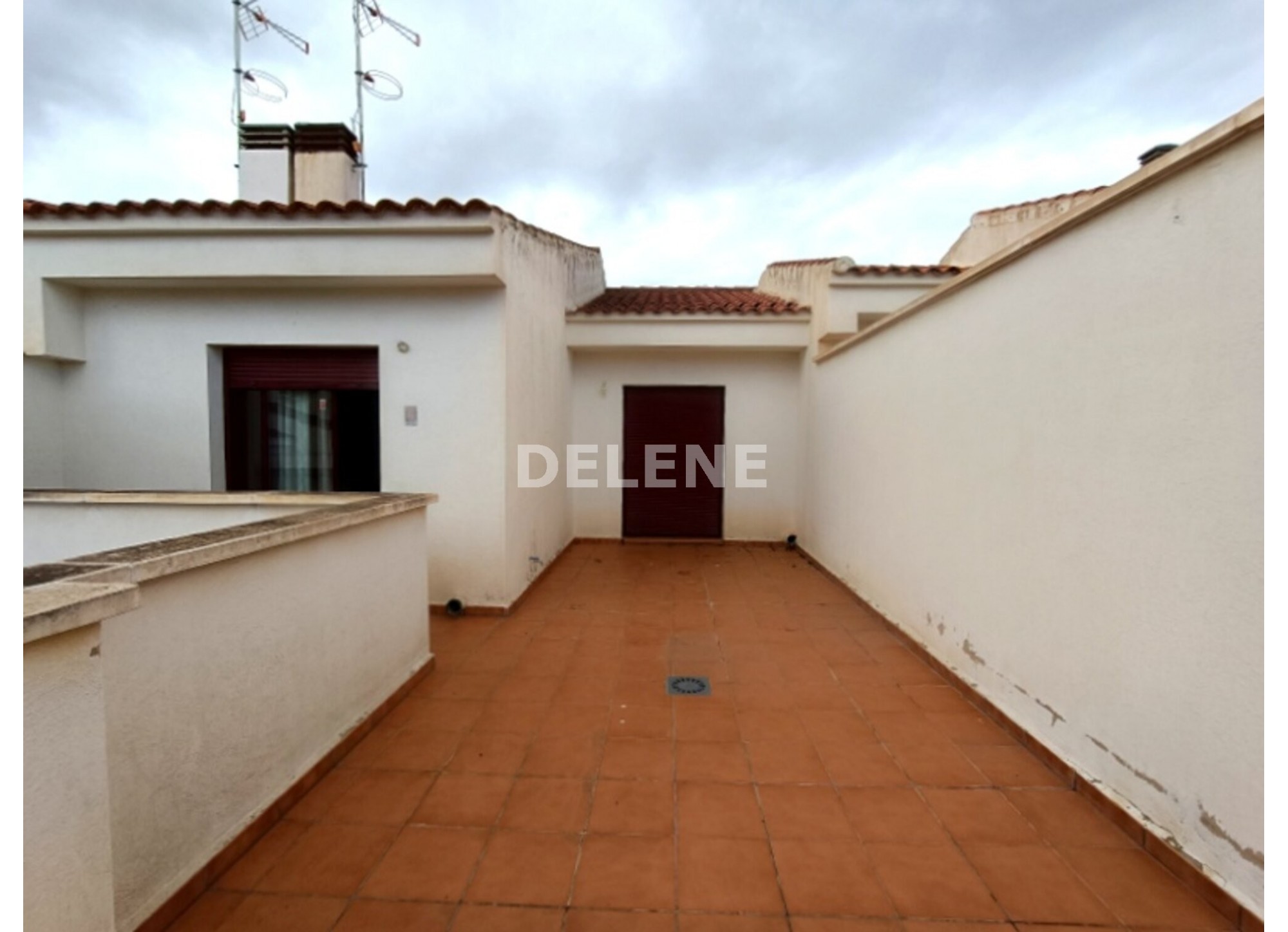 2872 ADOSADO CON PATIO GARAJE Y SOTANO EN ZONA AMBULATORIO Nº 2