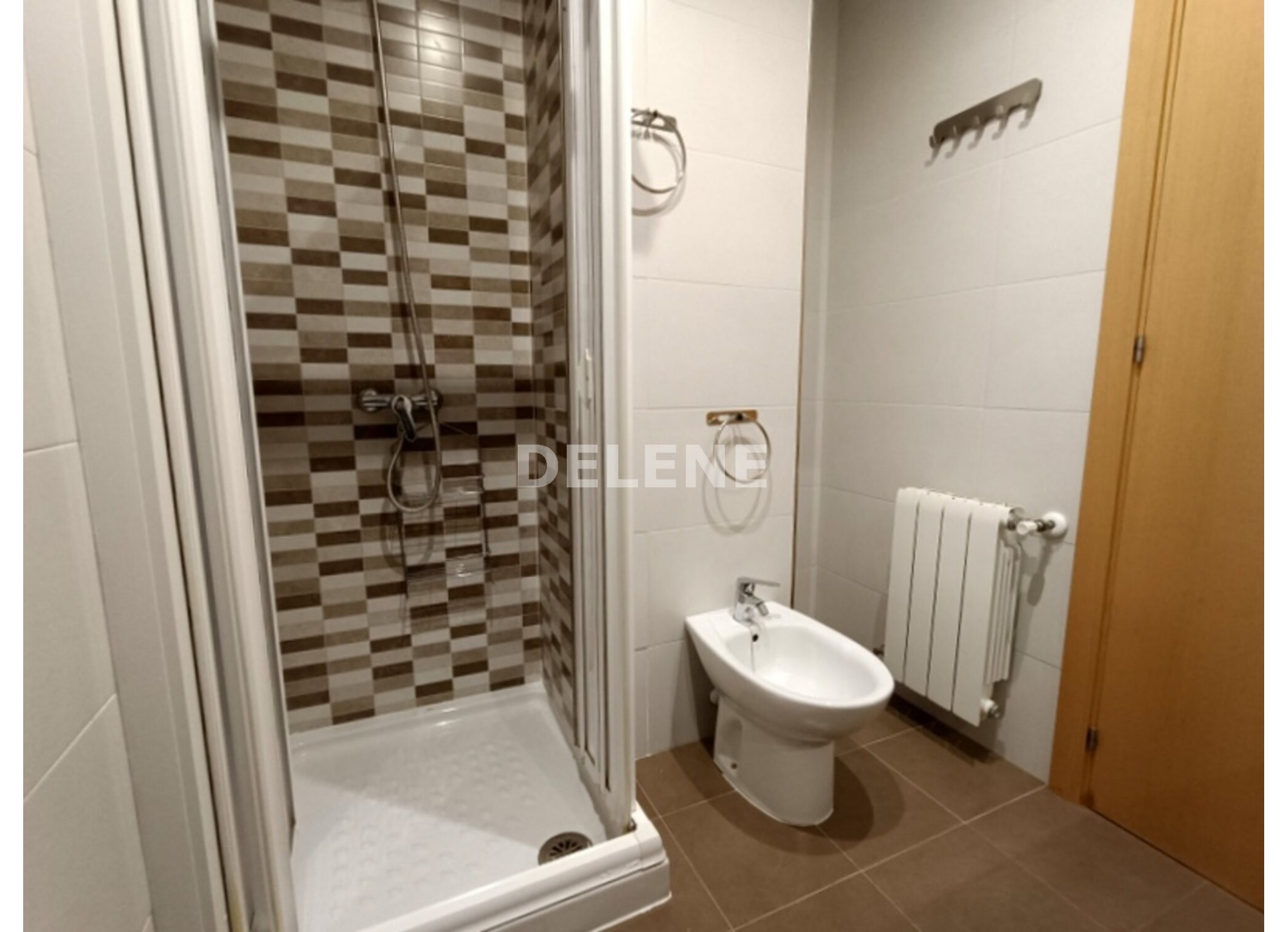 2874 PISO CON COCHERA, TRASTERO Y DOS BALCONES ZONA HOSPITAL