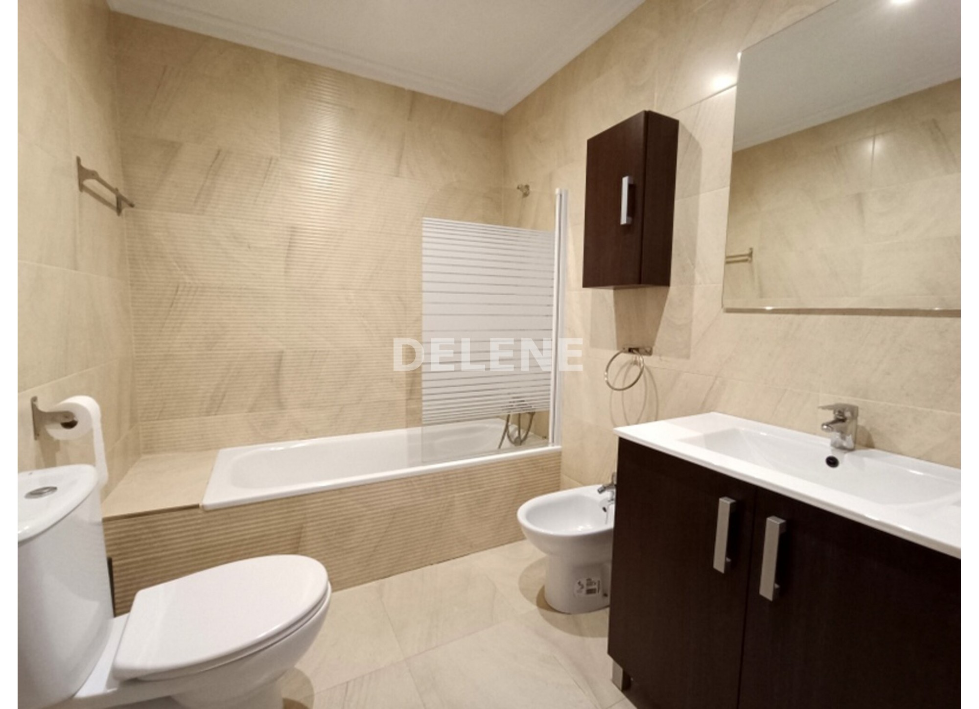 2874 PISO CON COCHERA, TRASTERO Y DOS BALCONES ZONA HOSPITAL