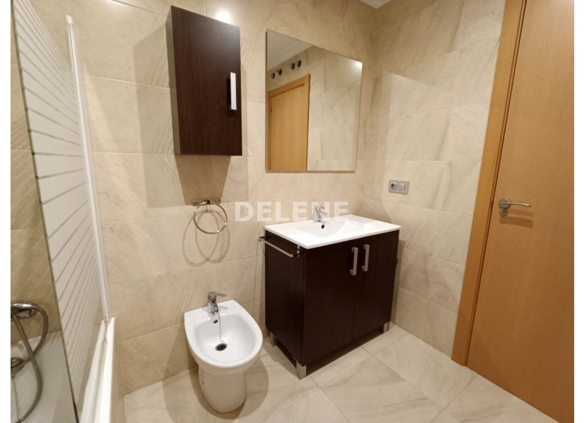 2874 PISO CON COCHERA, TRASTERO Y DOS BALCONES ZONA HOSPITAL