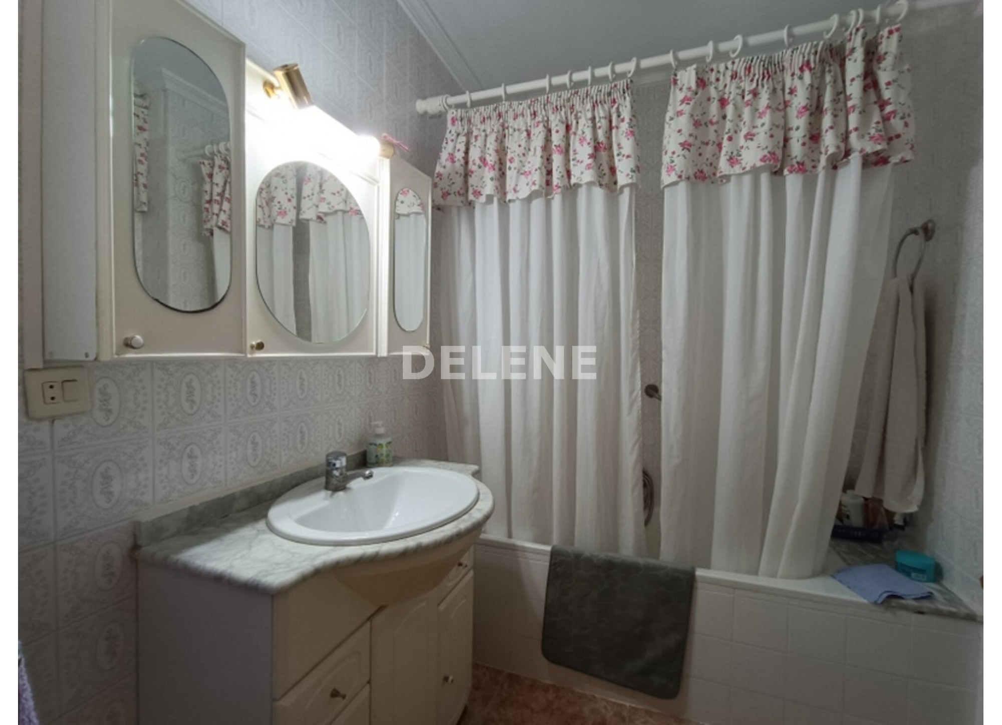 2895 PISO CON BALCÓN, ZONA ISABEL LA CATÓLICA