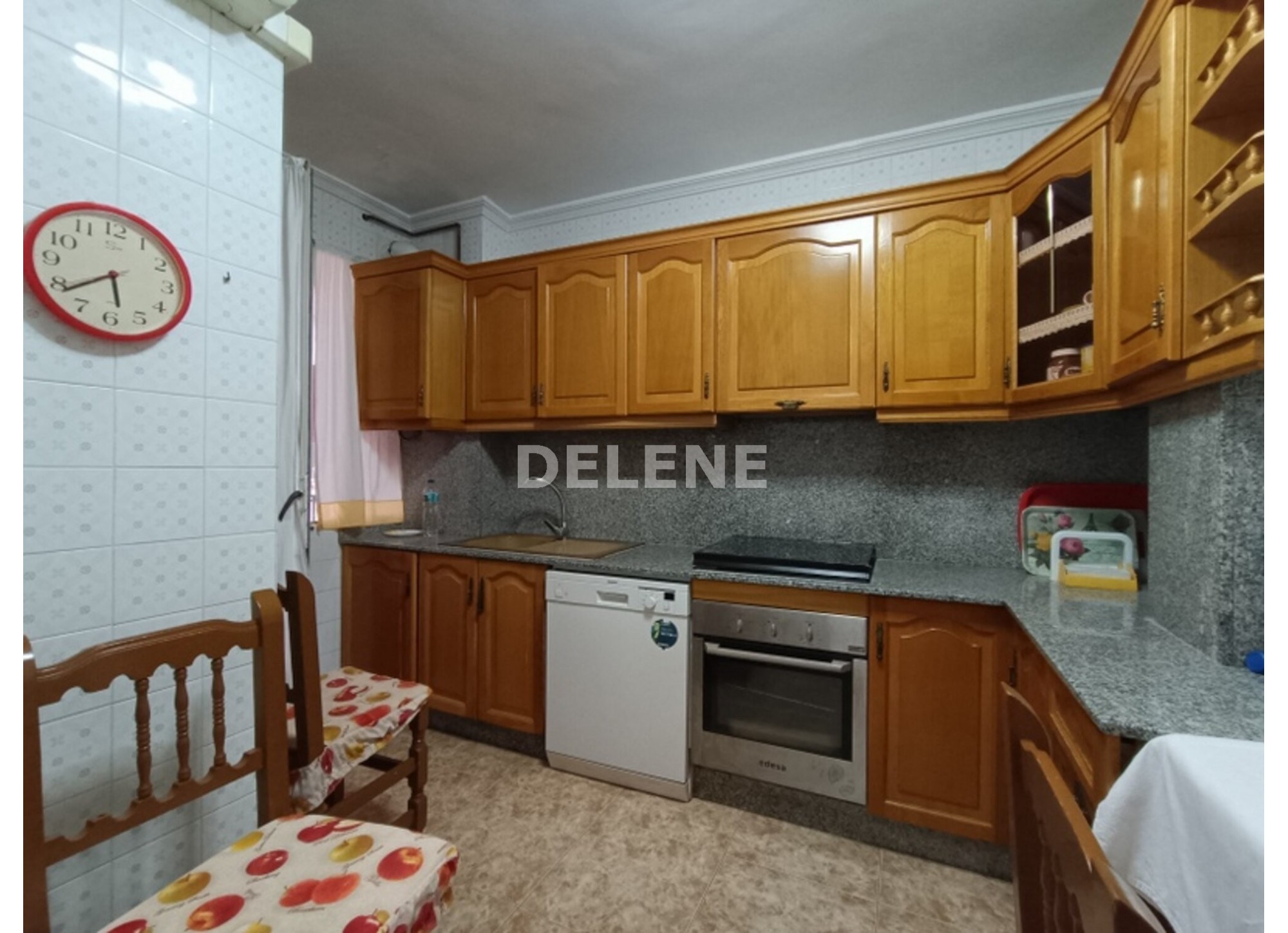 2895 PISO CON BALCÓN, ZONA ISABEL LA CATÓLICA