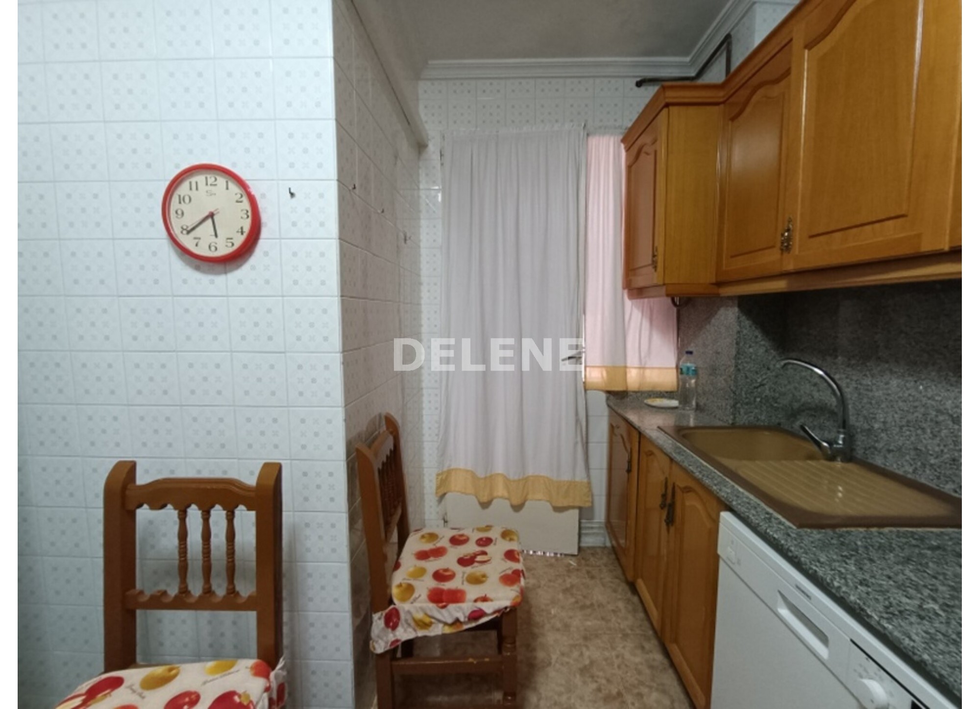 2895 PISO CON BALCÓN, ZONA ISABEL LA CATÓLICA