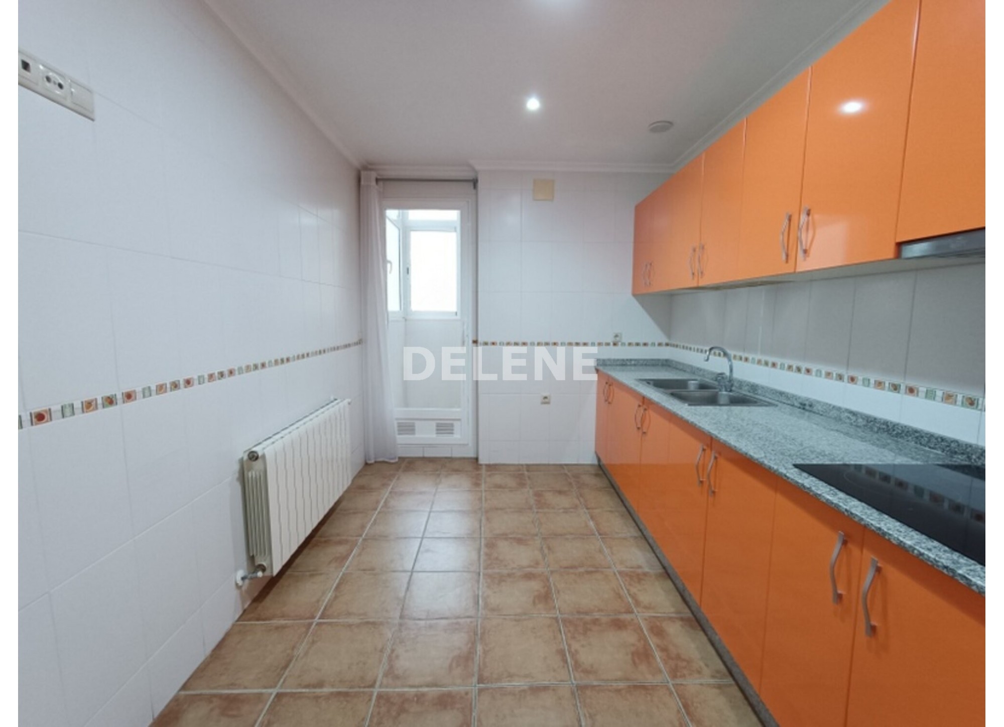 2920 PISO CON GARAJE Y TRASTERO, ZONA MESONES