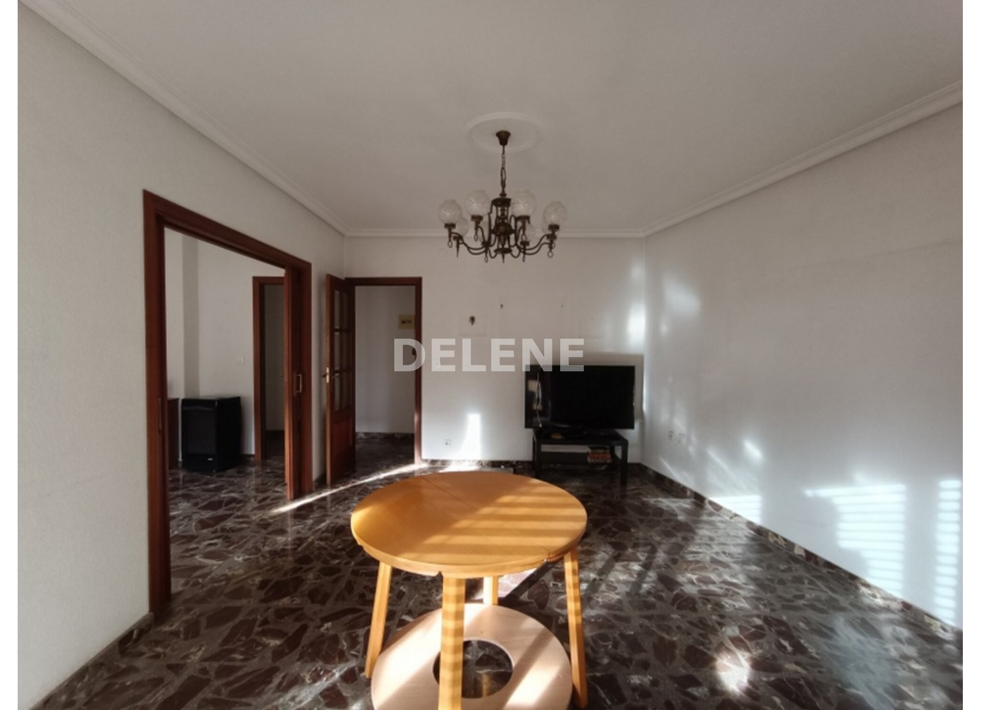 2921 PISO CON BALCÓN, ZONA PLAZA SANTA ANA