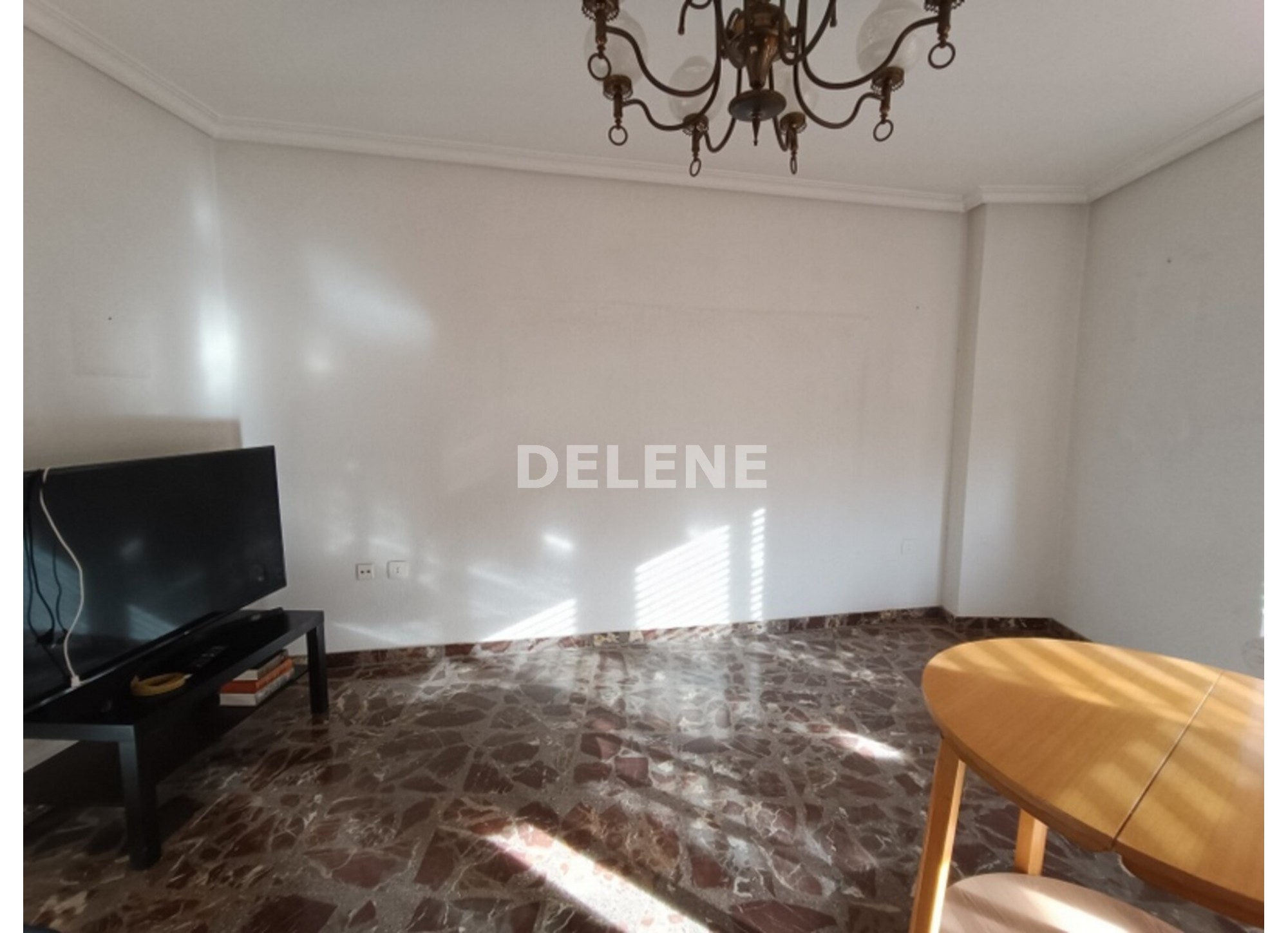 2921 PISO CON BALCÓN, ZONA PLAZA SANTA ANA