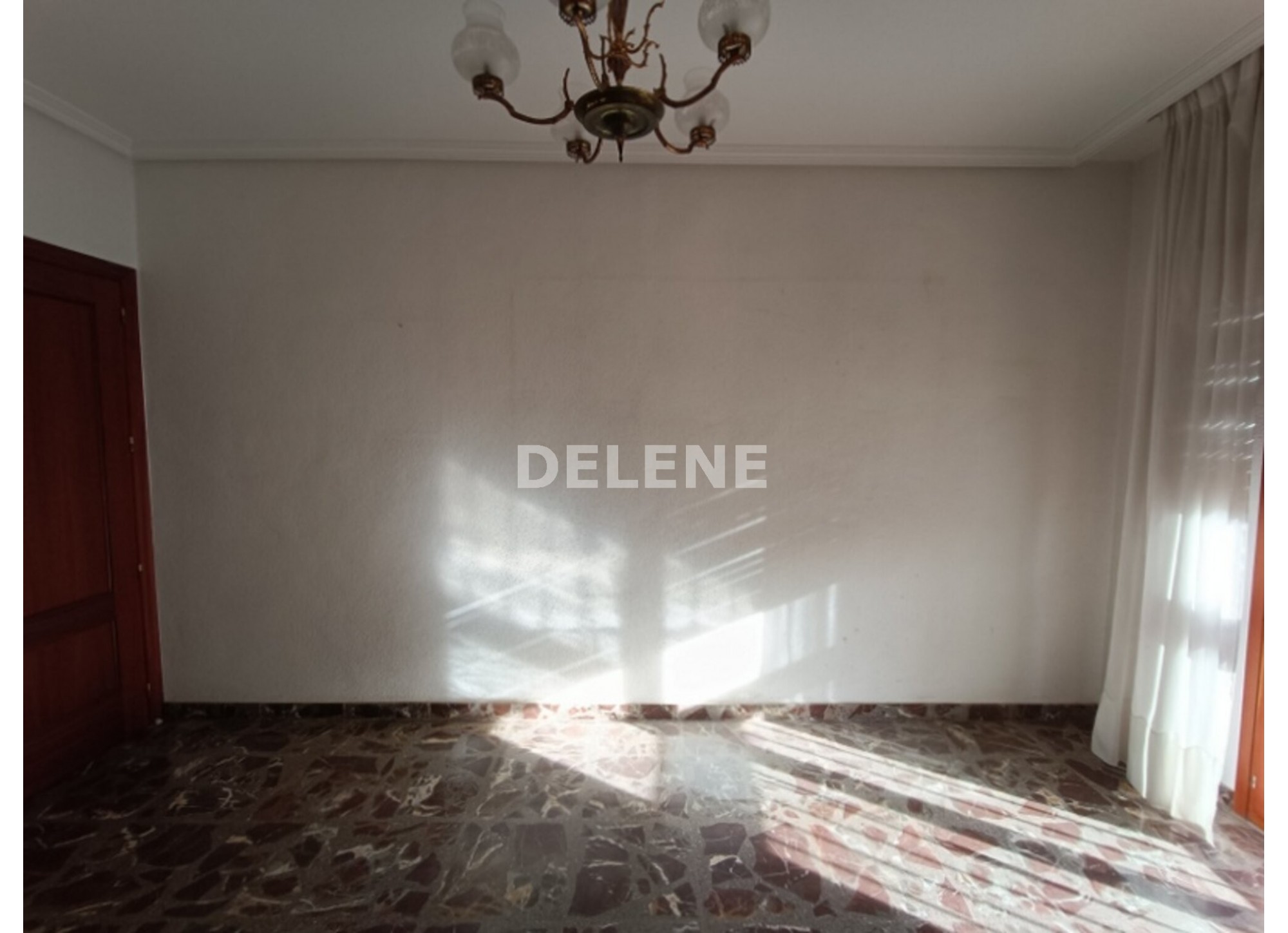 2921 PISO CON BALCÓN, ZONA PLAZA SANTA ANA