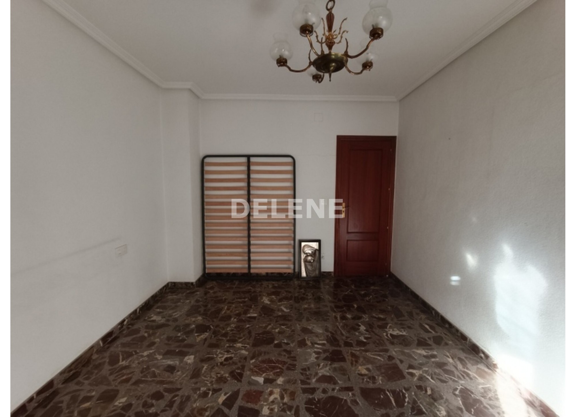 2921 PISO CON BALCÓN, ZONA PLAZA SANTA ANA