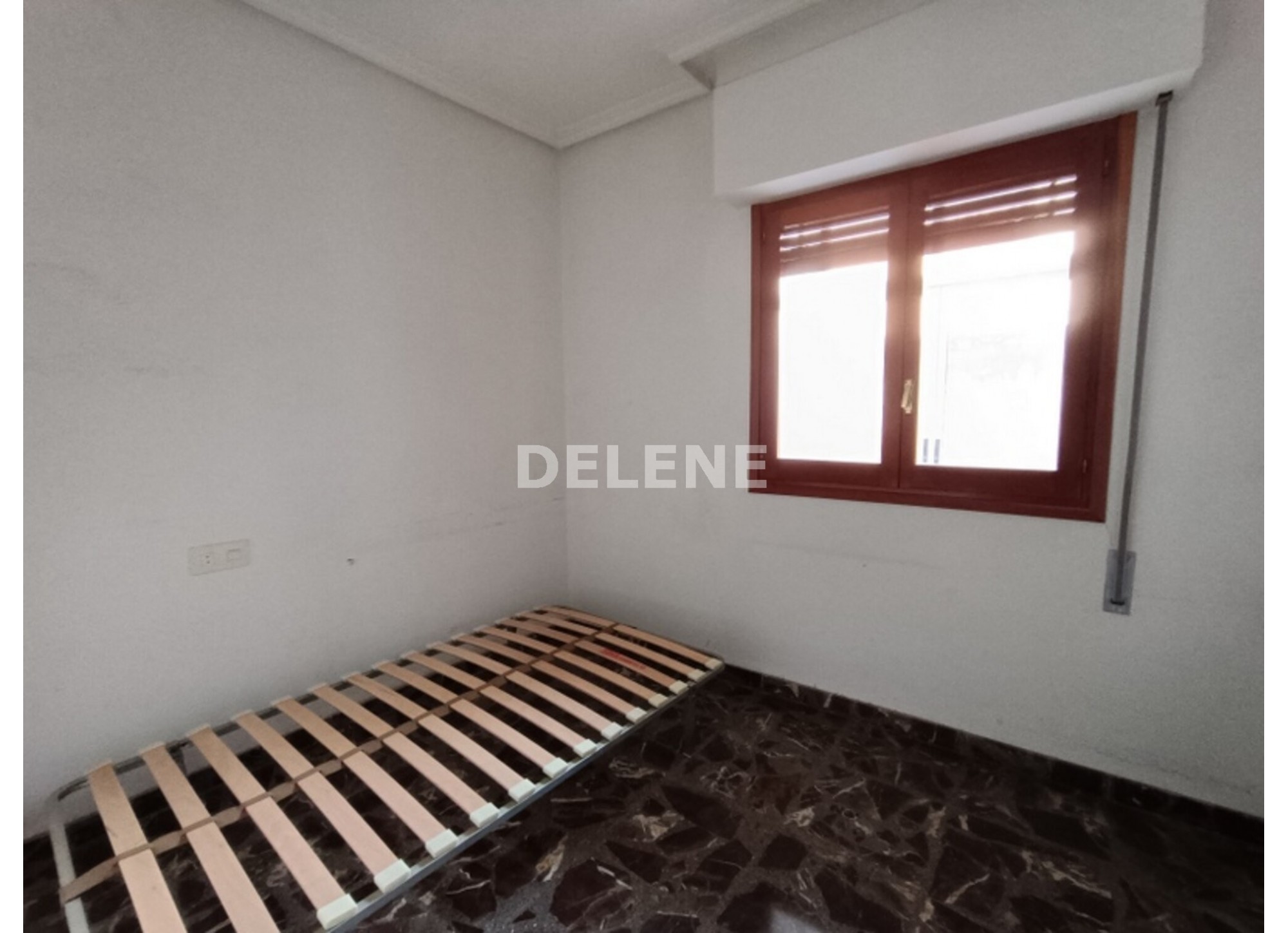 2921 PISO CON BALCÓN, ZONA PLAZA SANTA ANA