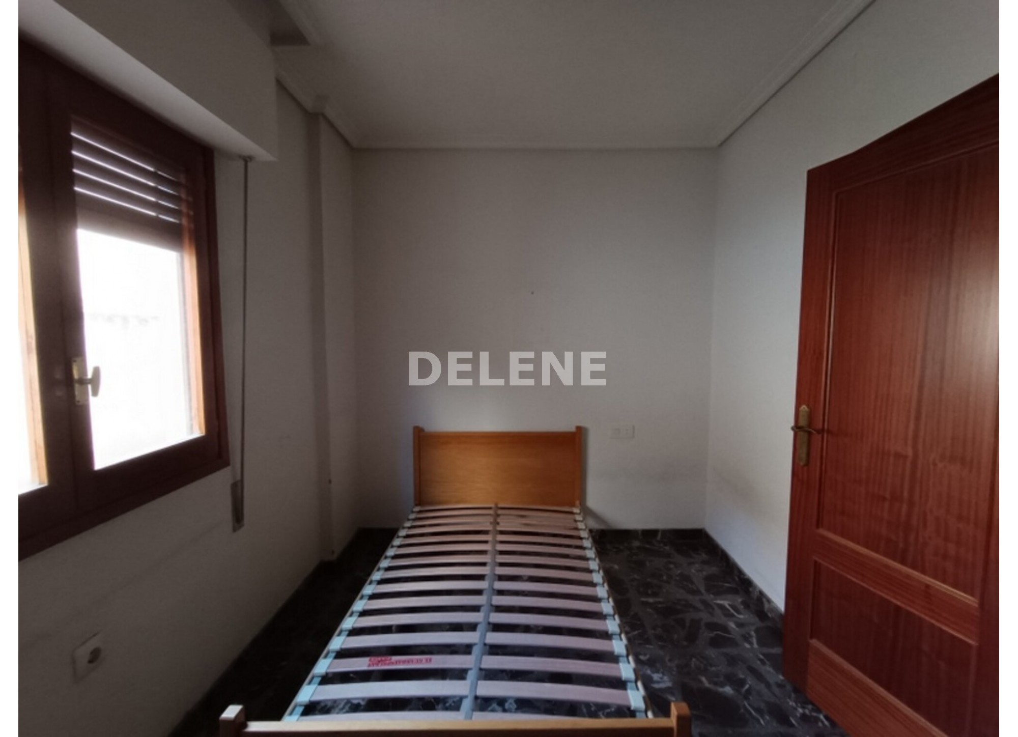 2921 PISO CON BALCÓN, ZONA PLAZA SANTA ANA