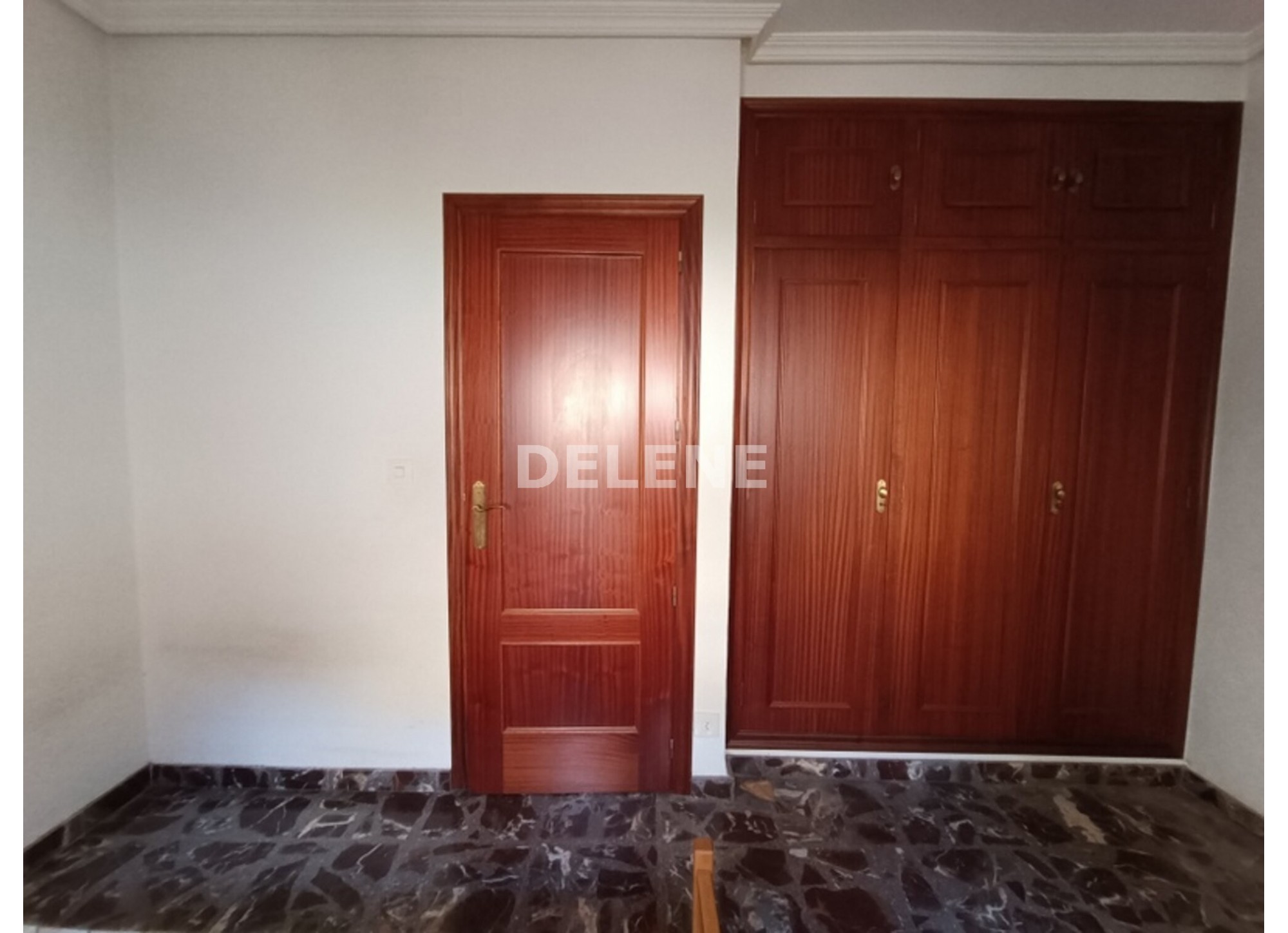 2921 PISO CON BALCÓN, ZONA PLAZA SANTA ANA