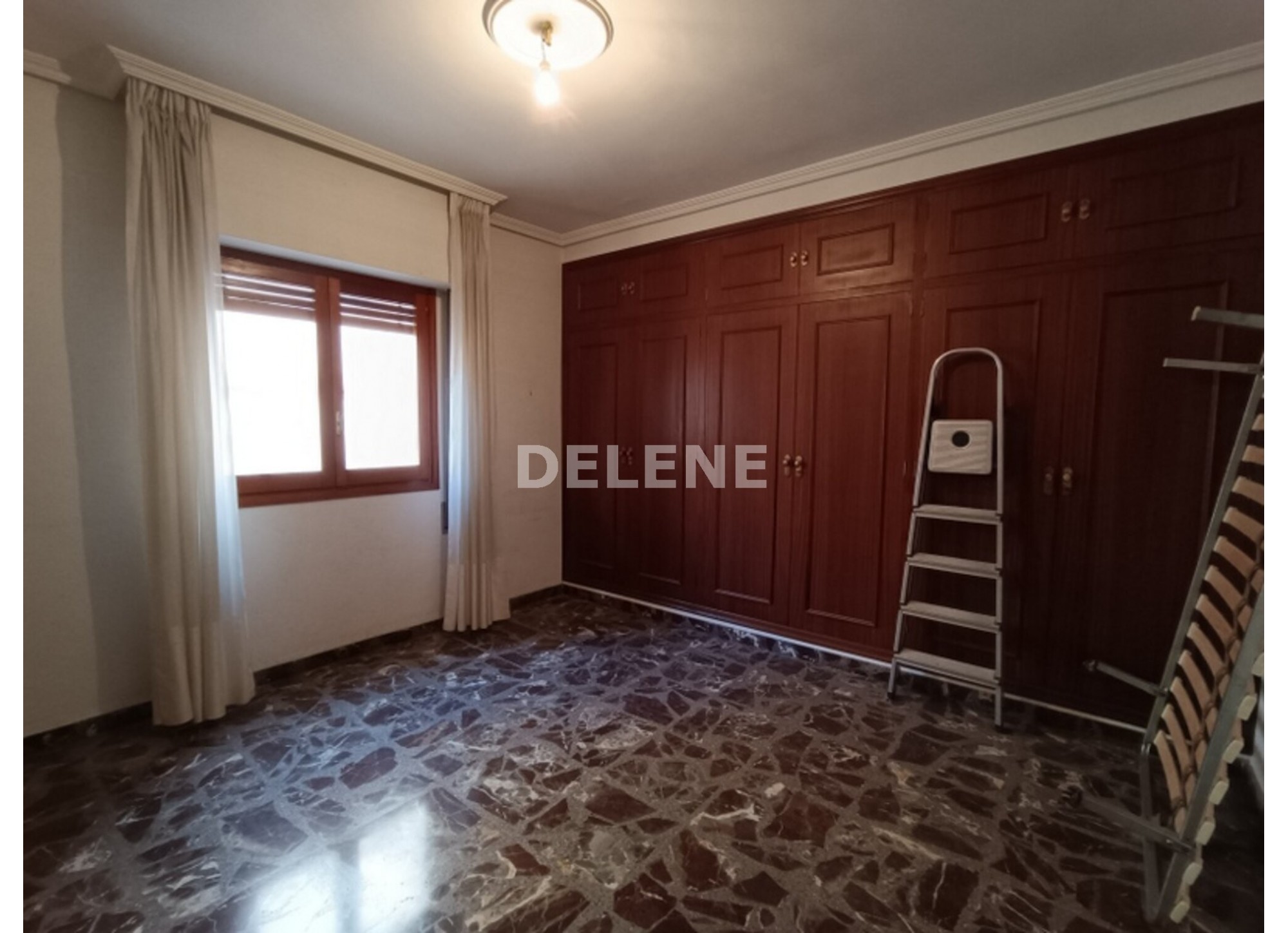 2921 PISO CON BALCÓN, ZONA PLAZA SANTA ANA