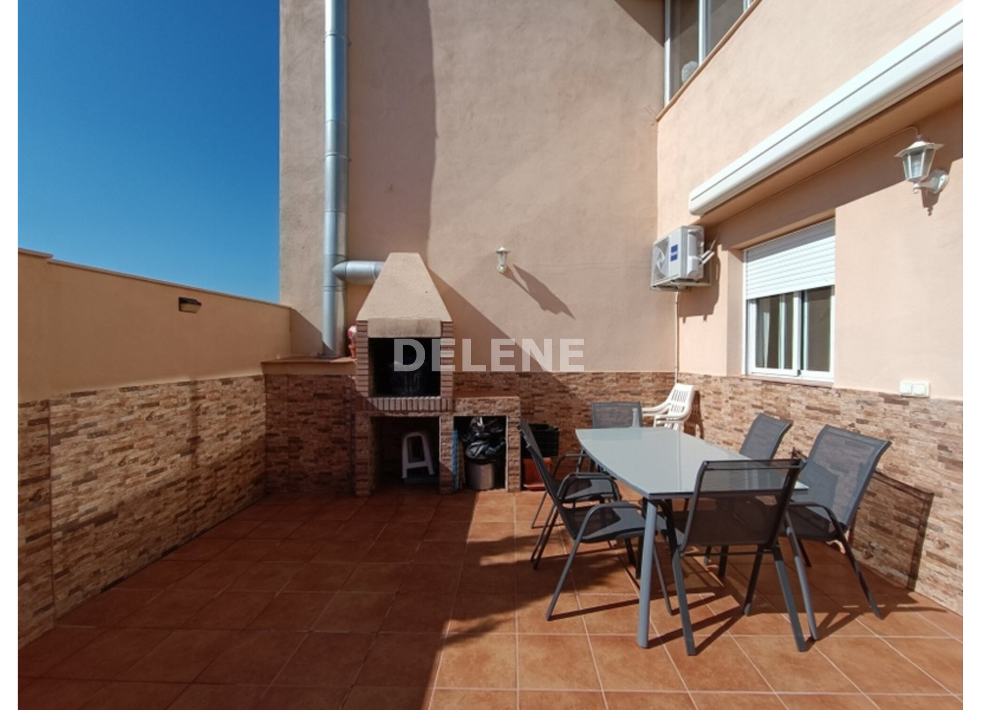 2932 CHALET ADOSADO CON PATIO Y GARAJE, TOBARRA