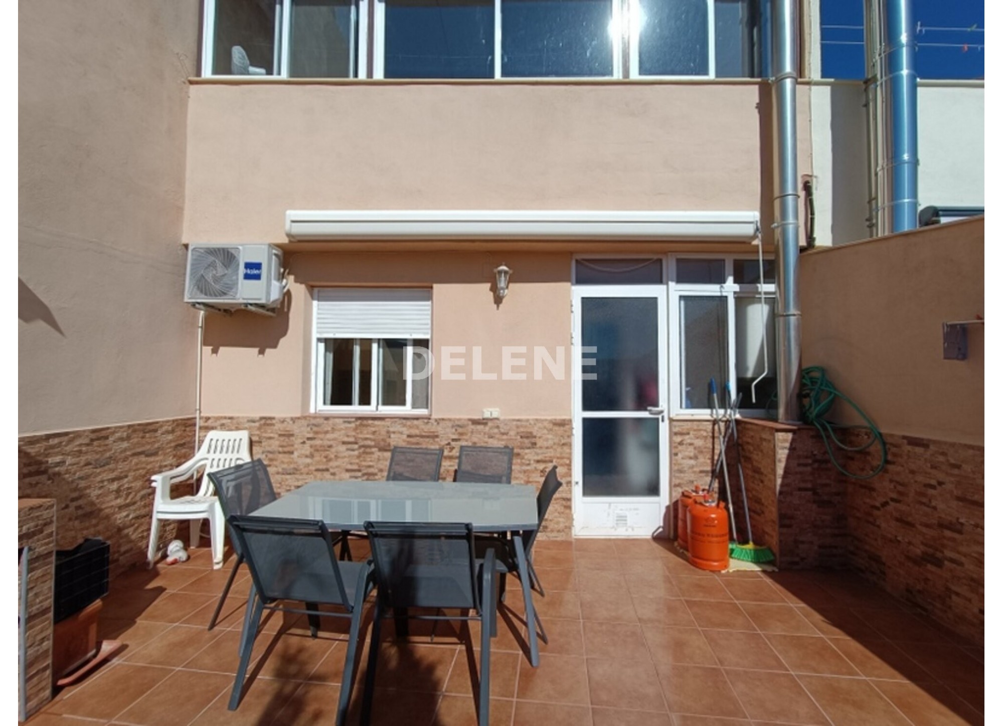 2932 CHALET ADOSADO CON PATIO Y GARAJE, TOBARRA