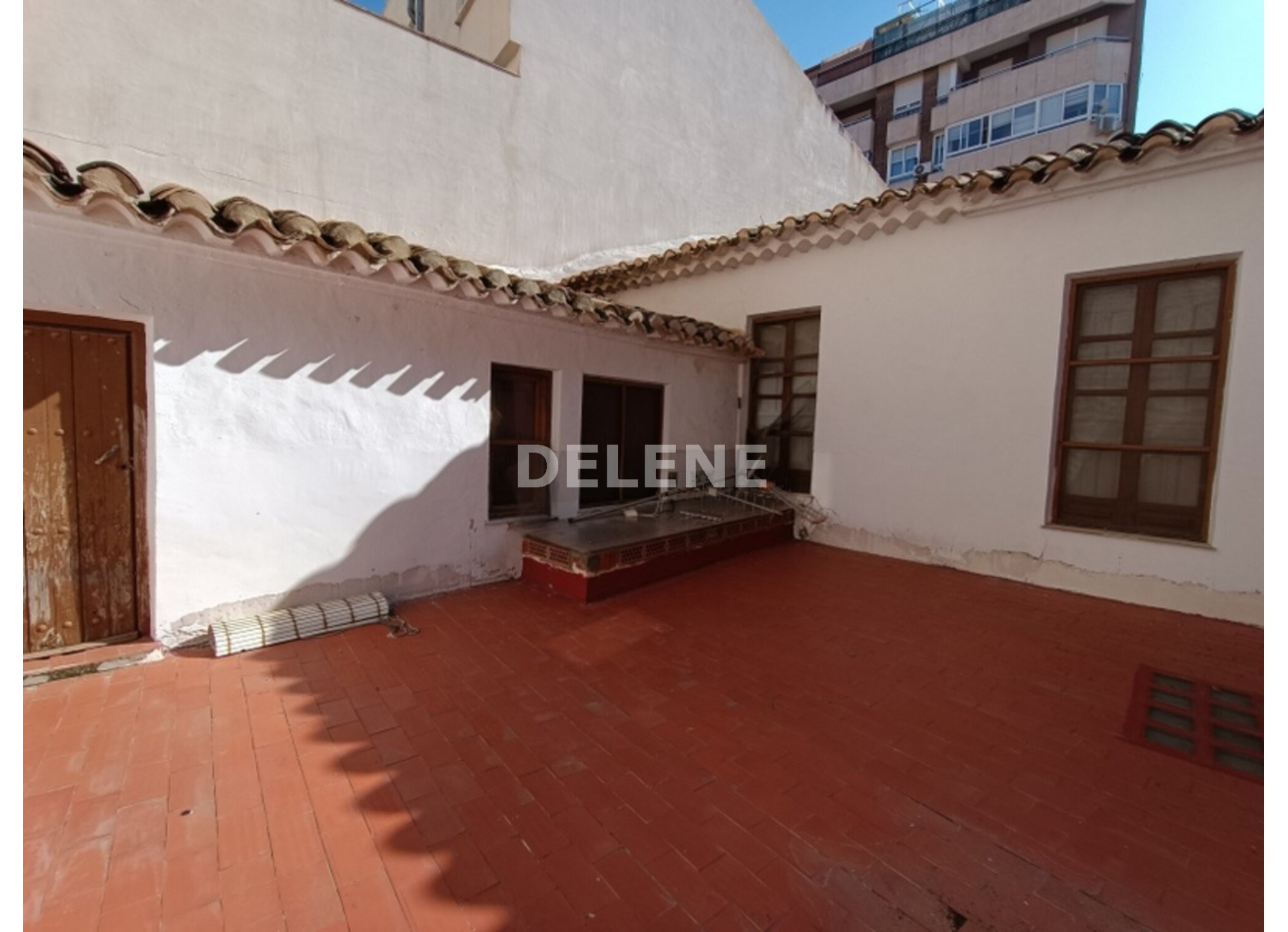 1730 PISO CON PATIO EN LA AVENIDA DE LA LIBERTAD